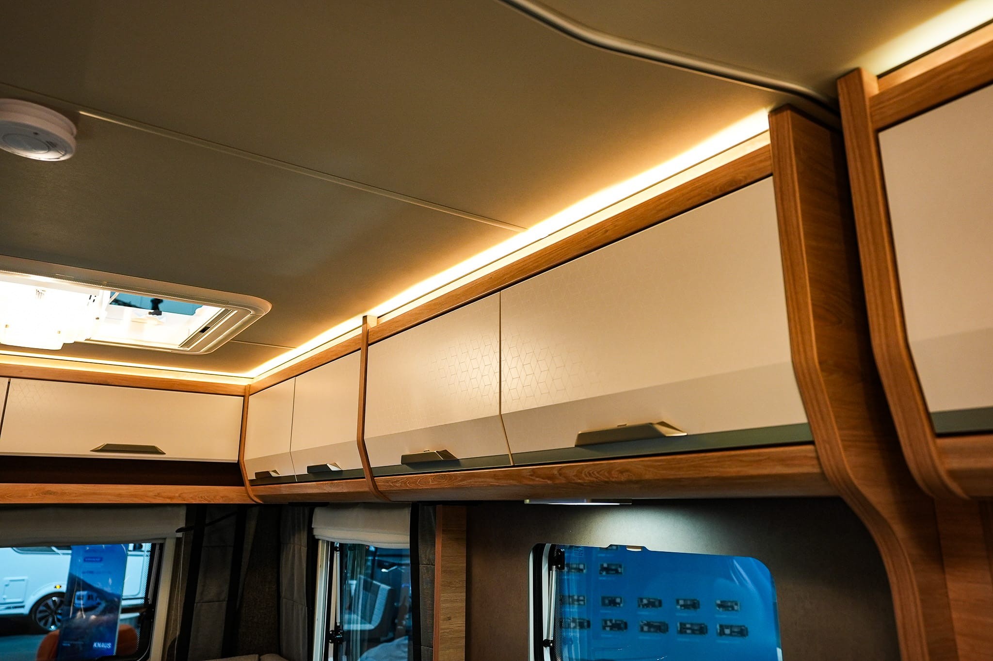 KNAUS SUDWIND 450 FU Black Selection