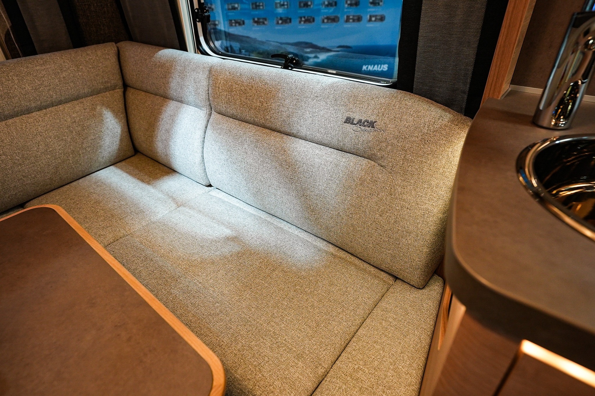 KNAUS SUDWIND 450 FU Black Selection