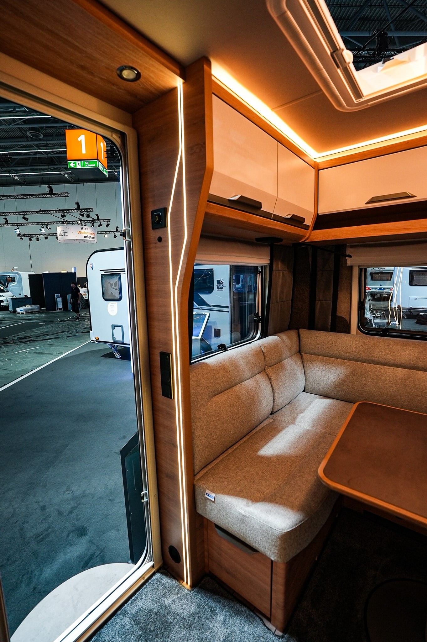 KNAUS SUDWIND 450 FU Black Selection