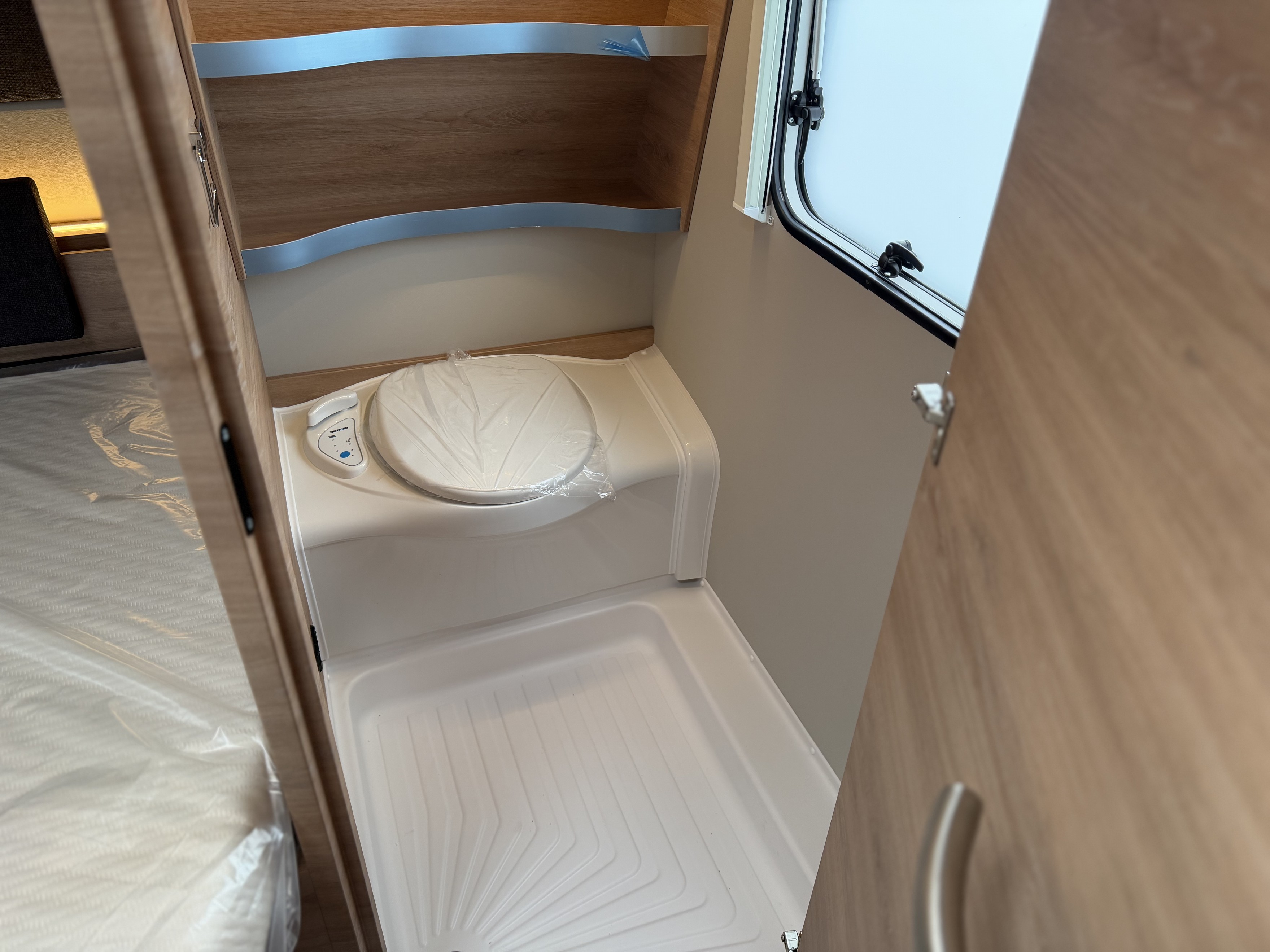 KNAUS SUDWIND 450 FU Black Selection