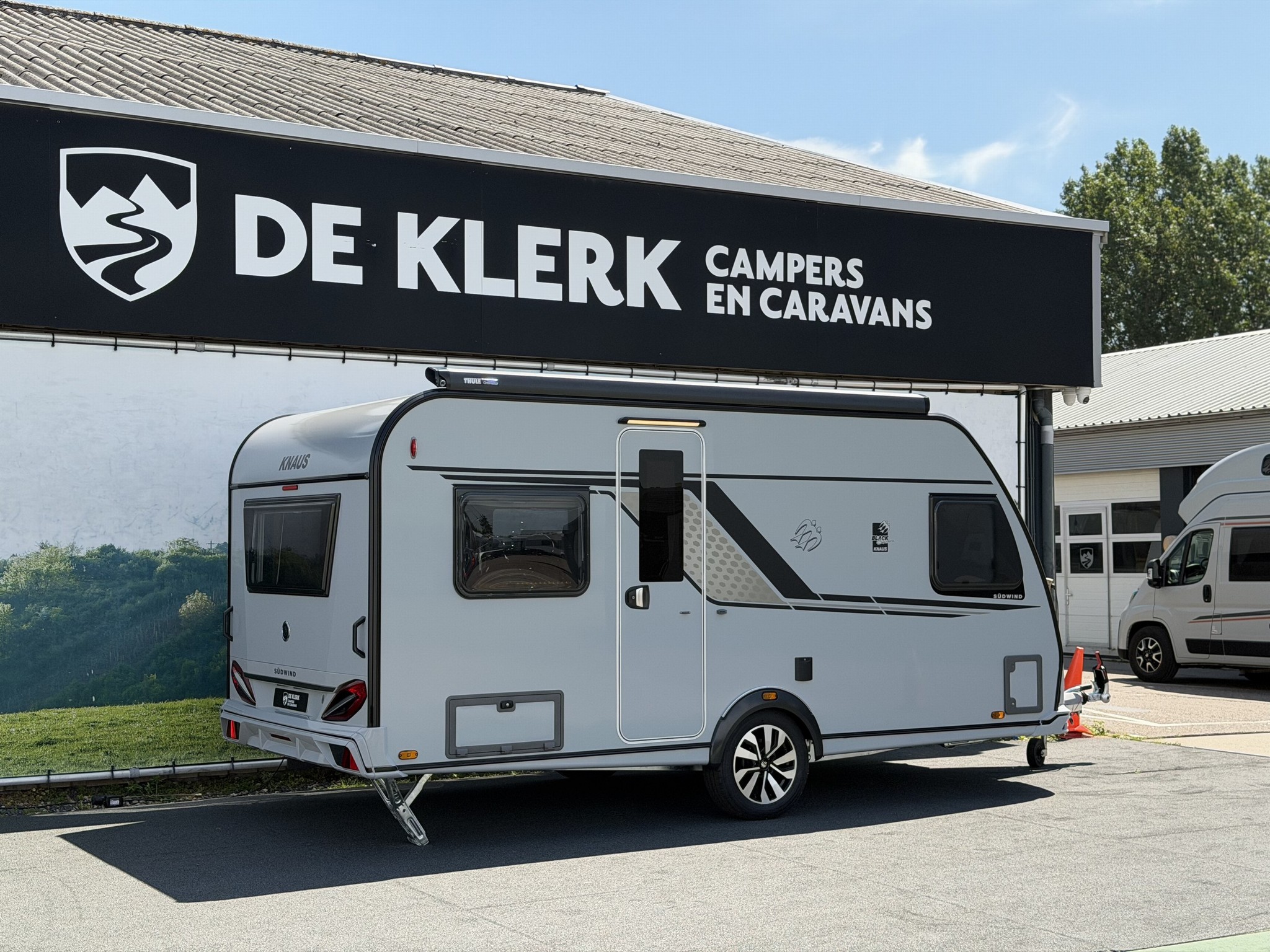 KNAUS SUDWIND 450 FU Black Selection