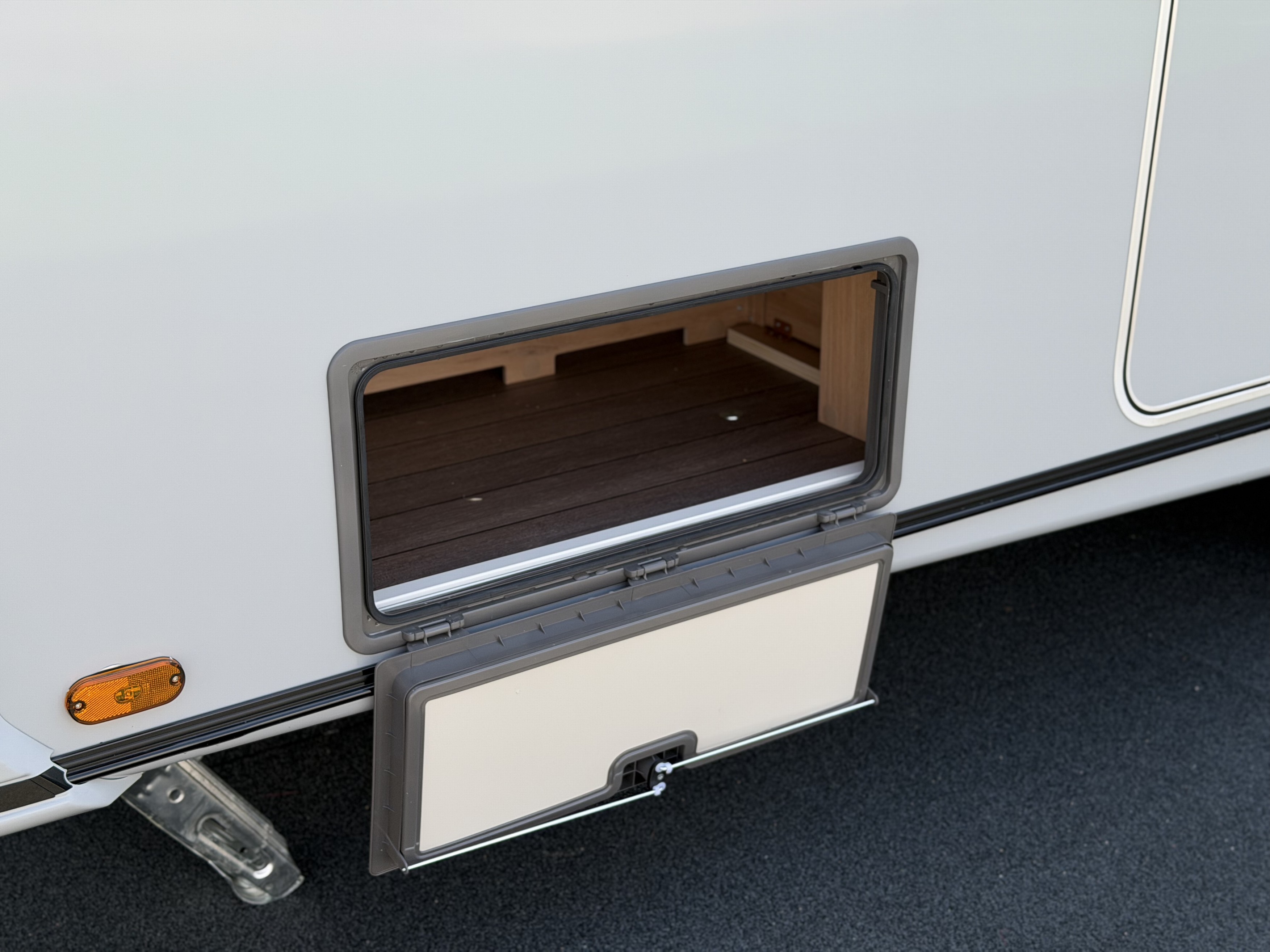 KNAUS SUDWIND 450 FU Black Selection