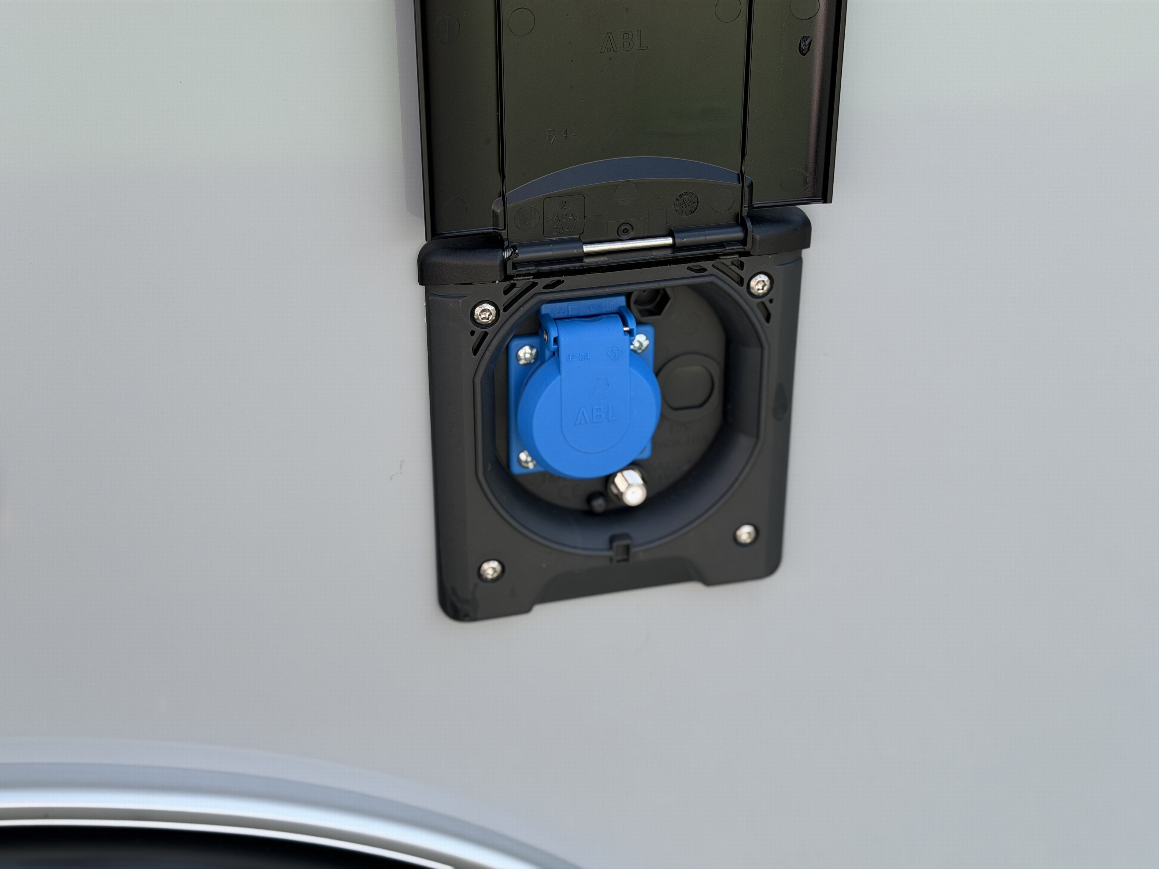 KNAUS SUDWIND 450 FU Black Selection