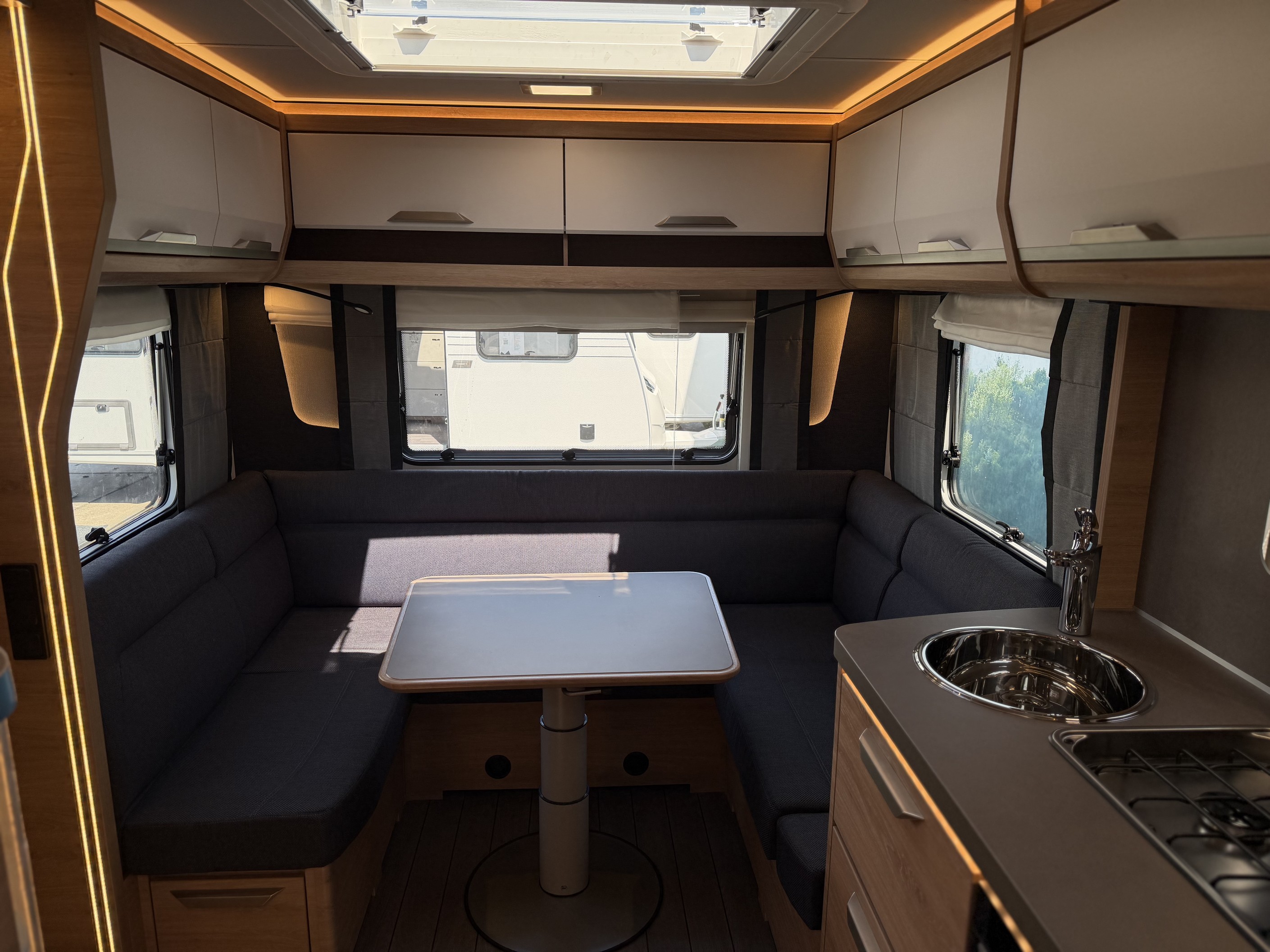KNAUS SUDWIND 450 FU Black Selection