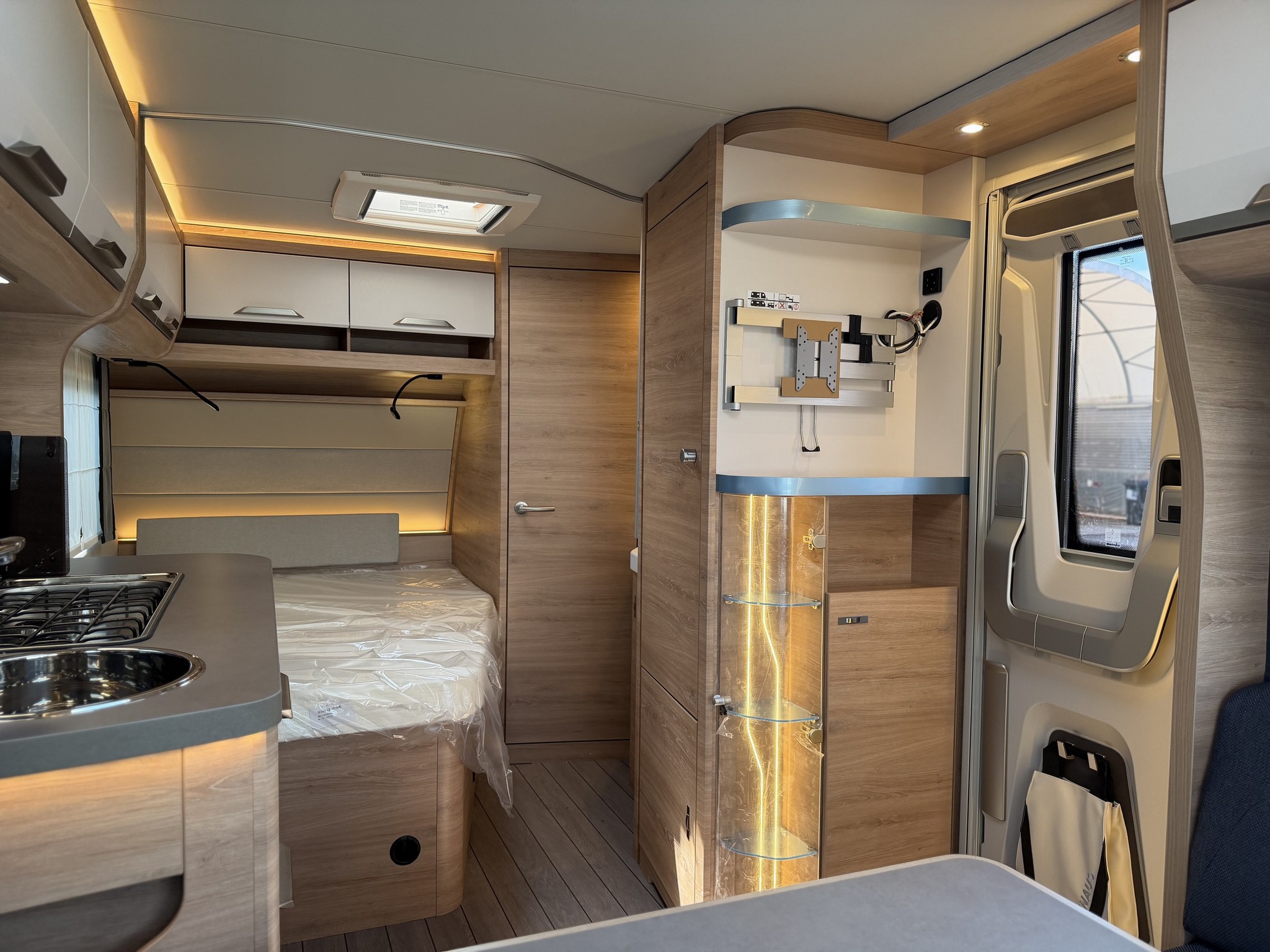 KNAUS SUDWIND 450 FU Black Selection