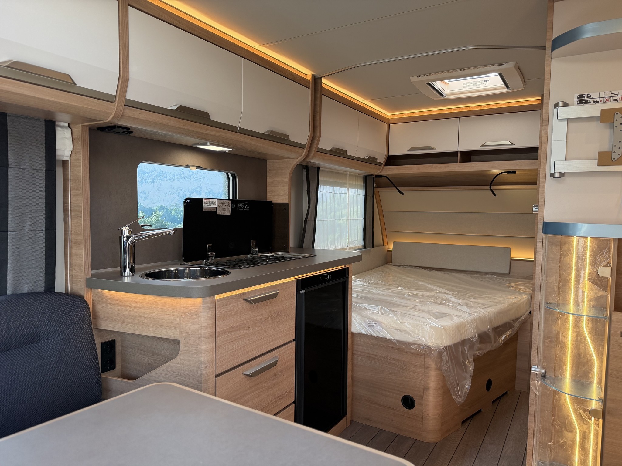 KNAUS SUDWIND 450 FU Black Selection