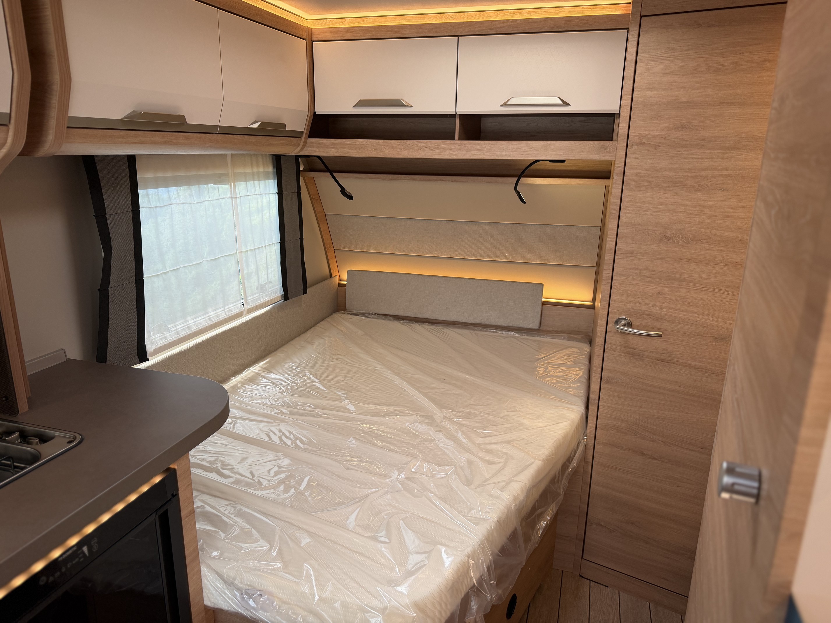 KNAUS SUDWIND 450 FU Black Selection