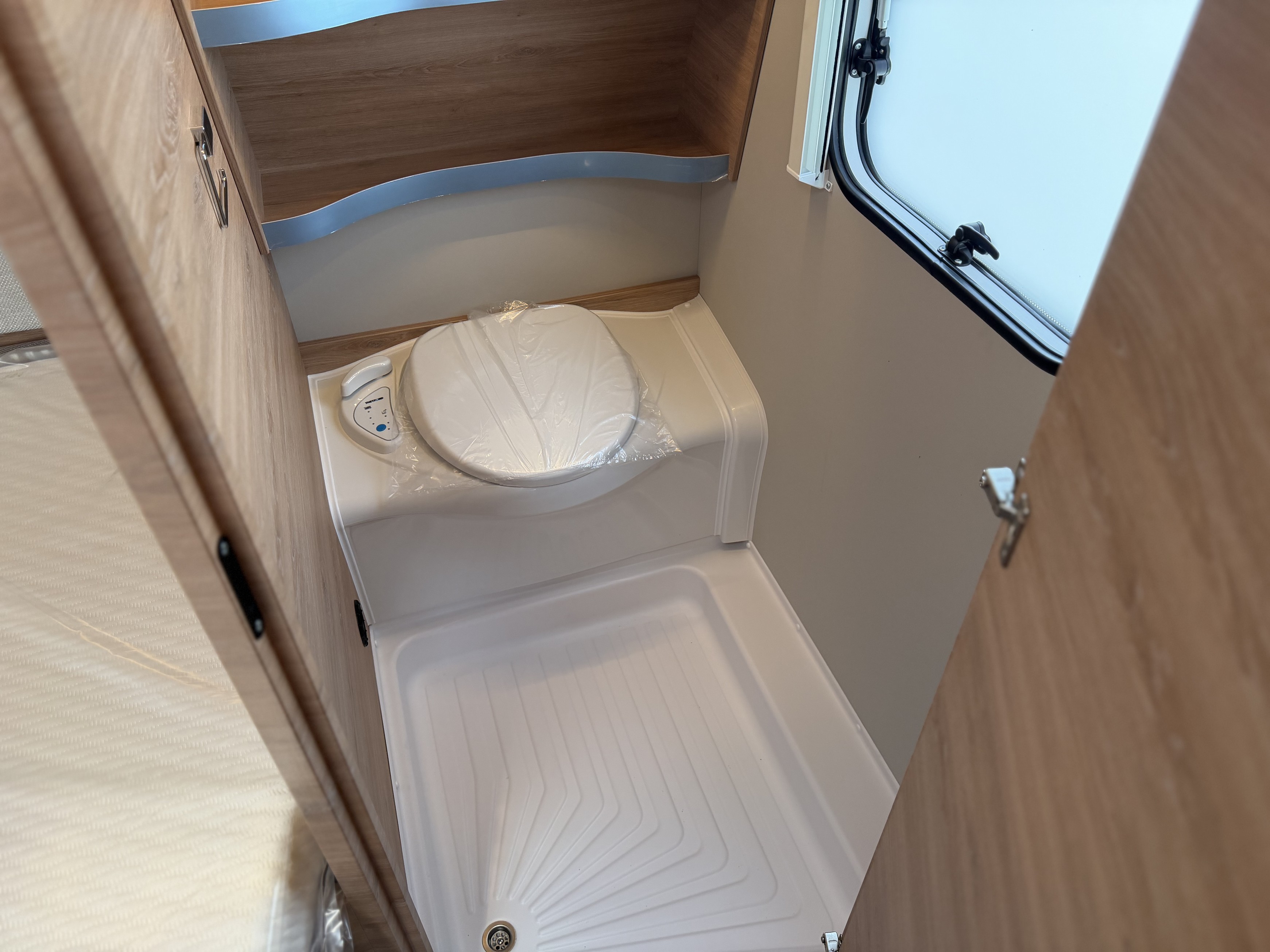 KNAUS SUDWIND 450 FU Black Selection