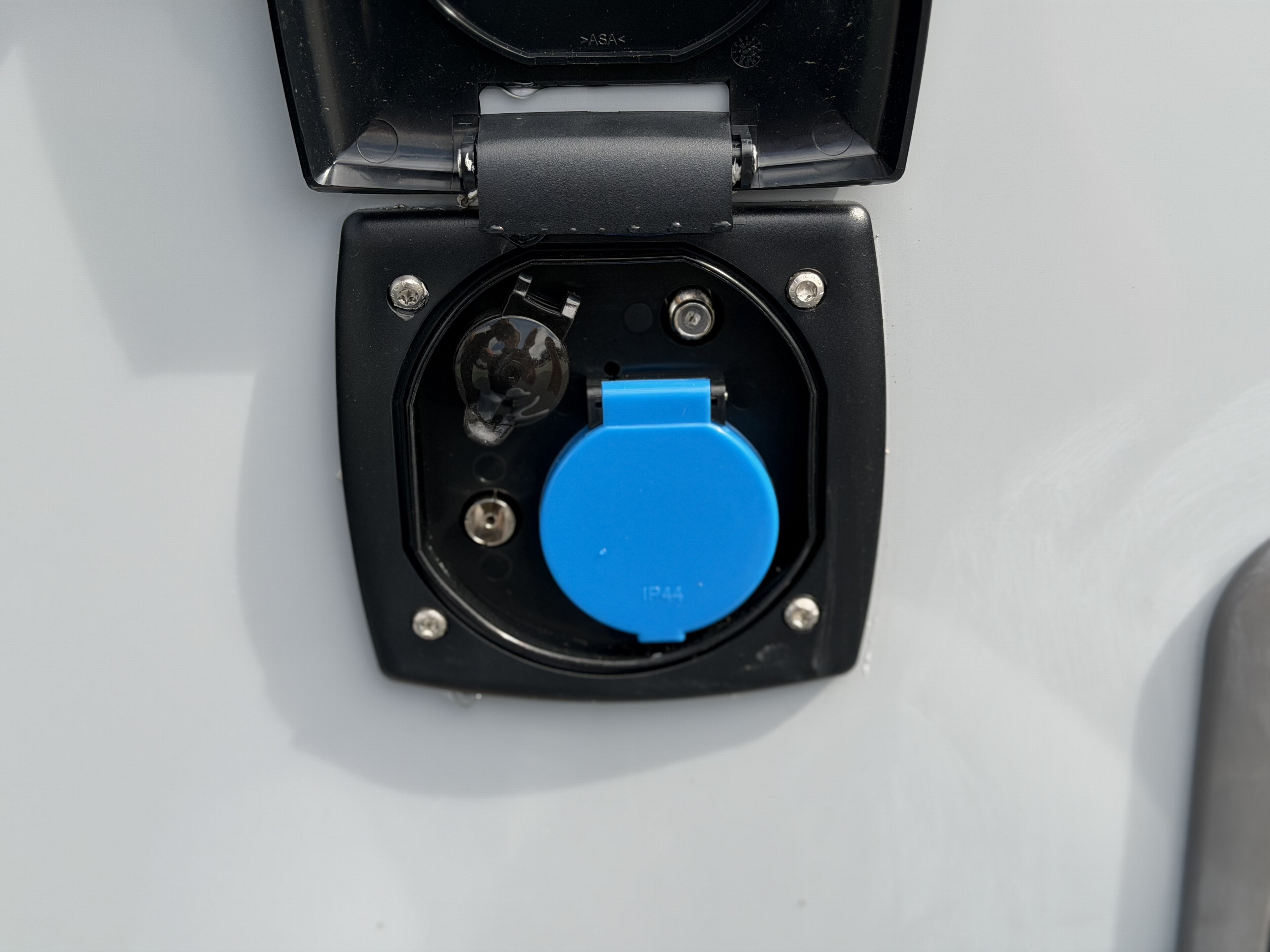KNAUS SUDWIND 460 EU Black Selection
