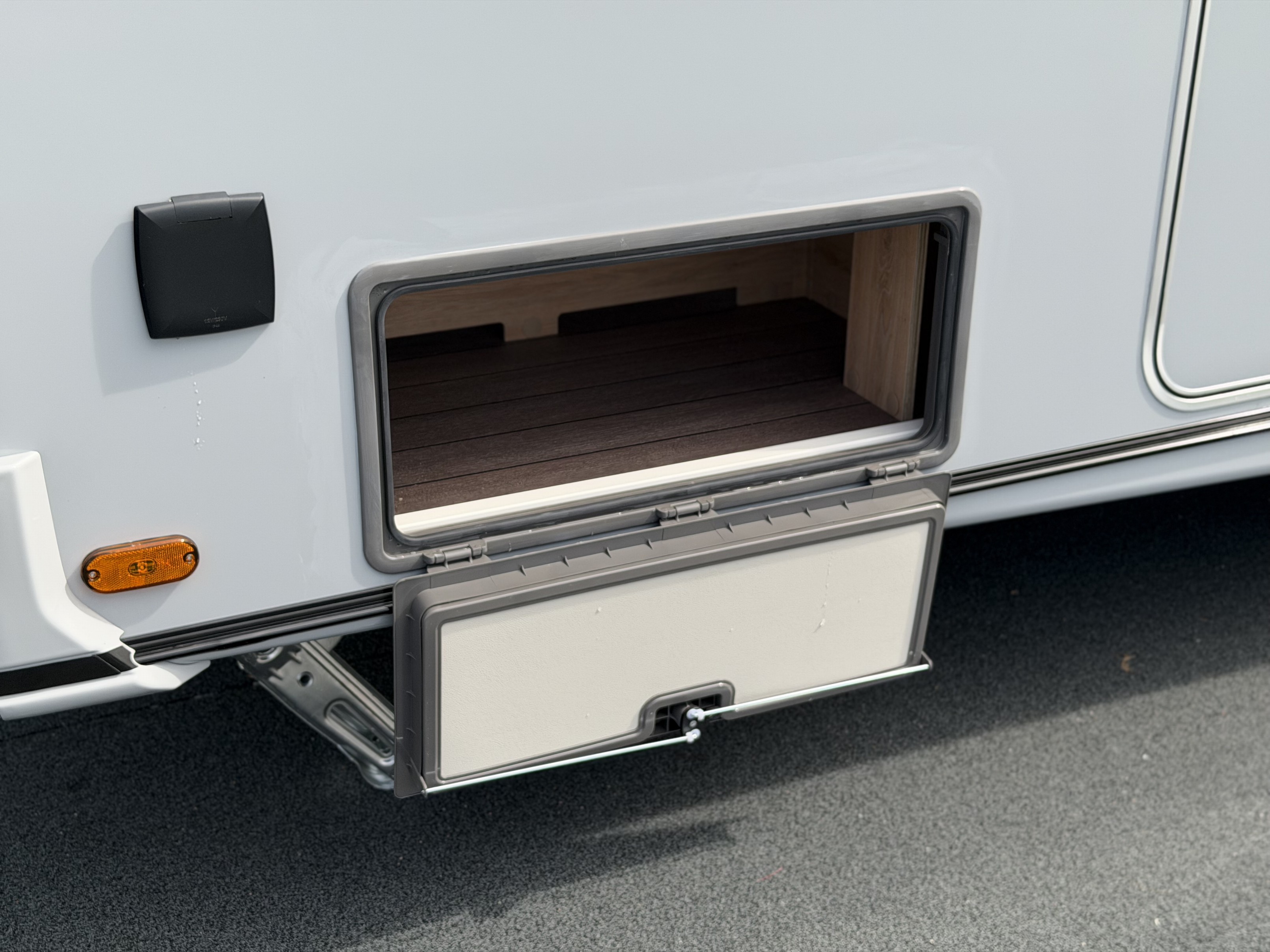 KNAUS SUDWIND 460 EU Black Selection