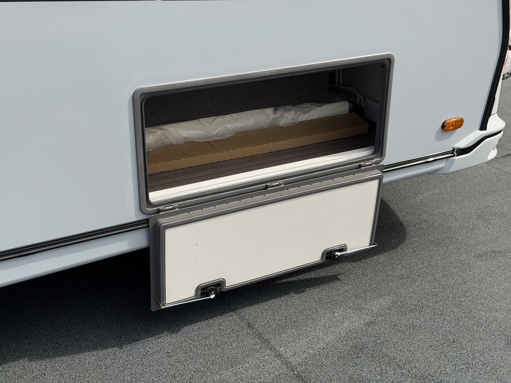 KNAUS SUDWIND 460 EU Black Selection