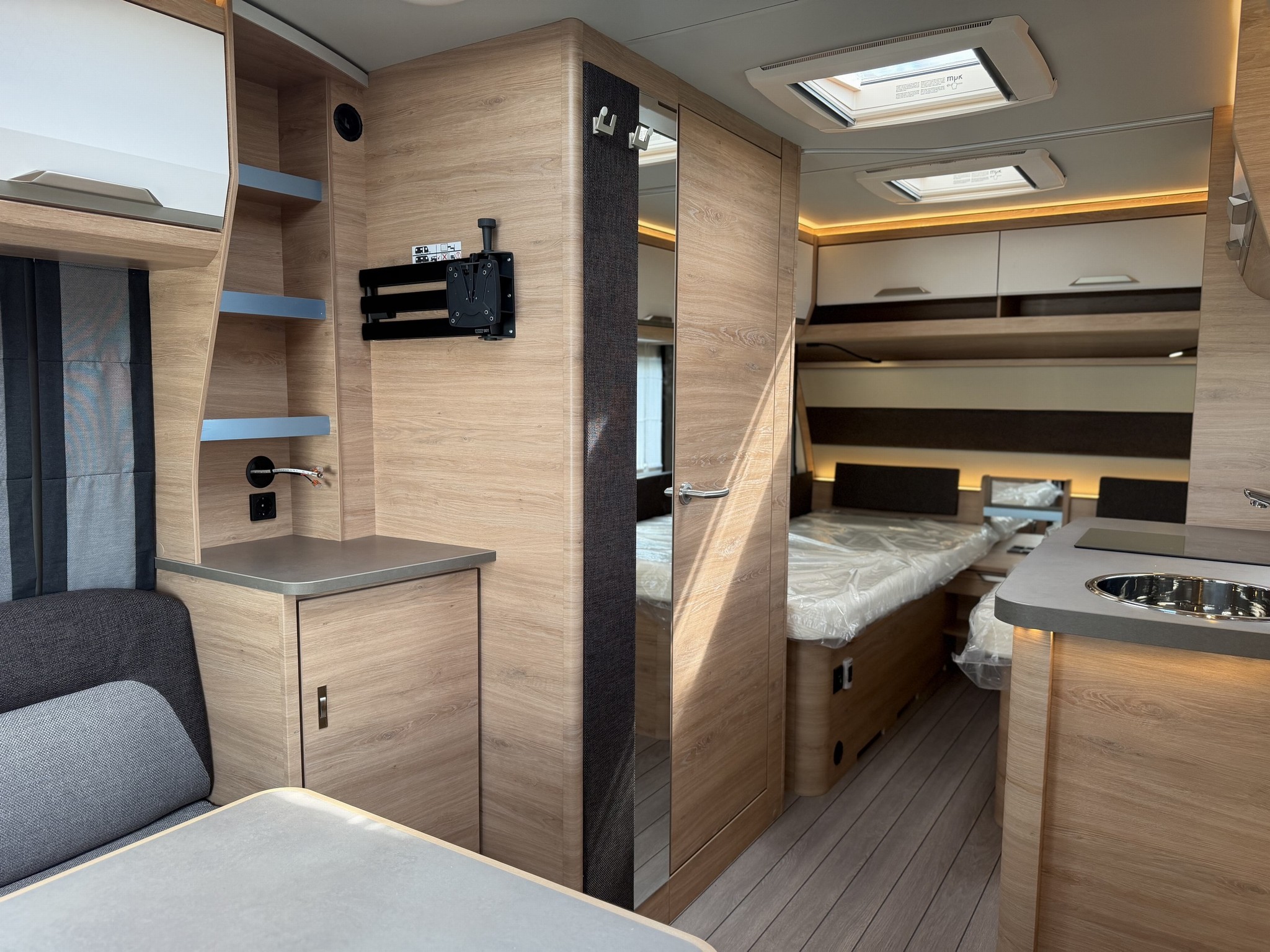 KNAUS SUDWIND 460 EU Black Selection