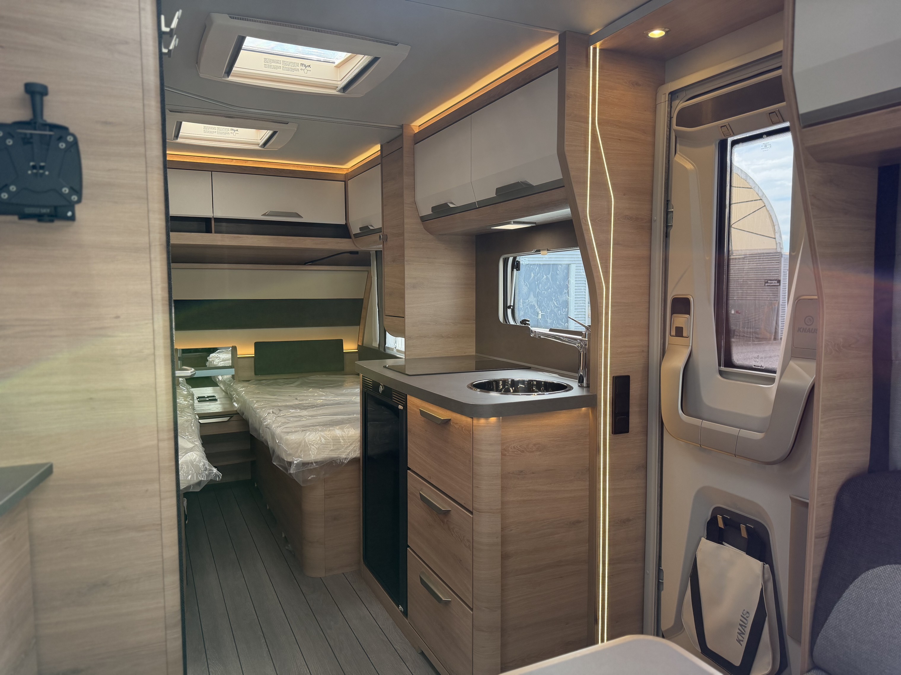 KNAUS SUDWIND 460 EU Black Selection