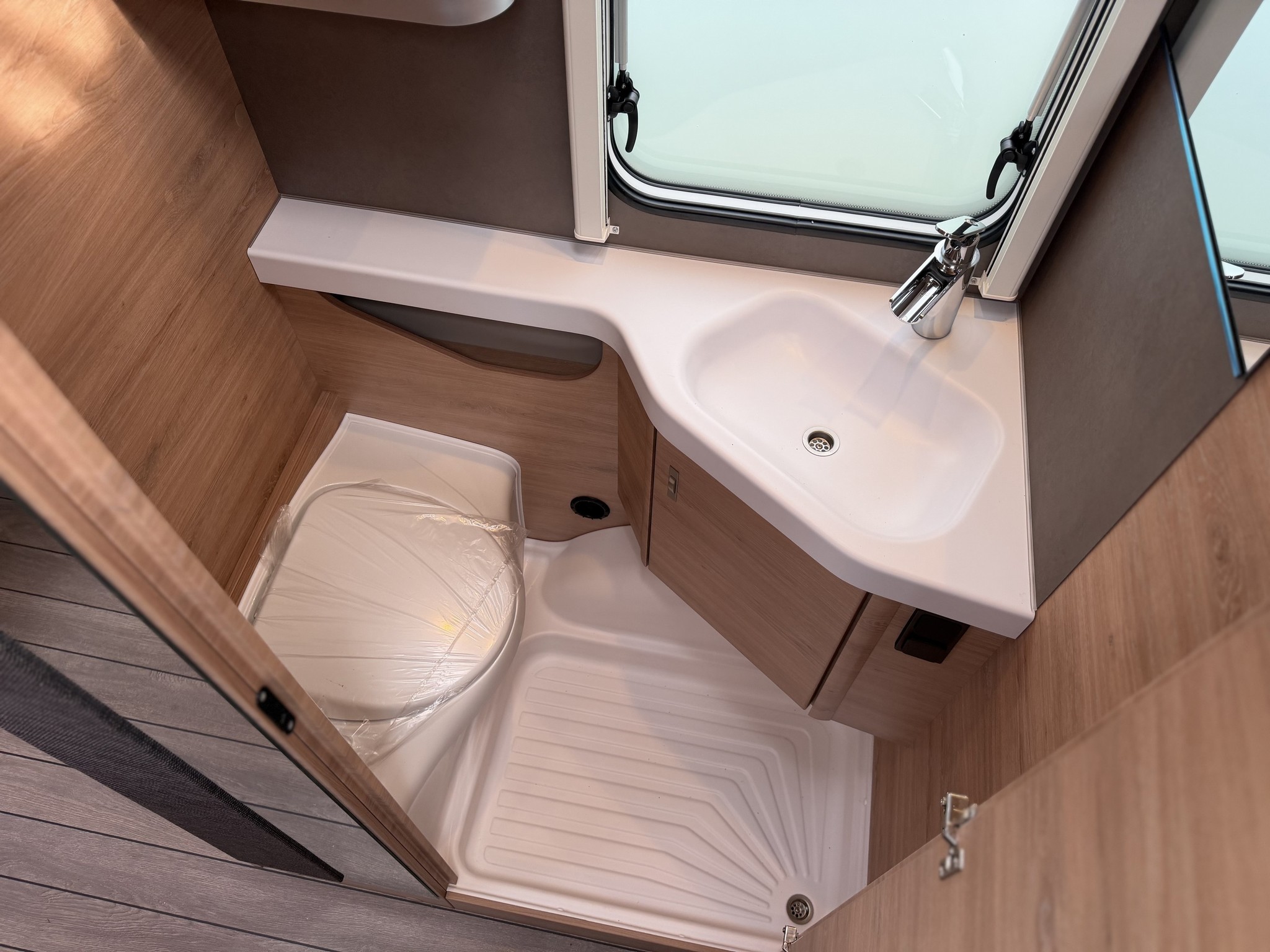 KNAUS SUDWIND 460 EU Black Selection