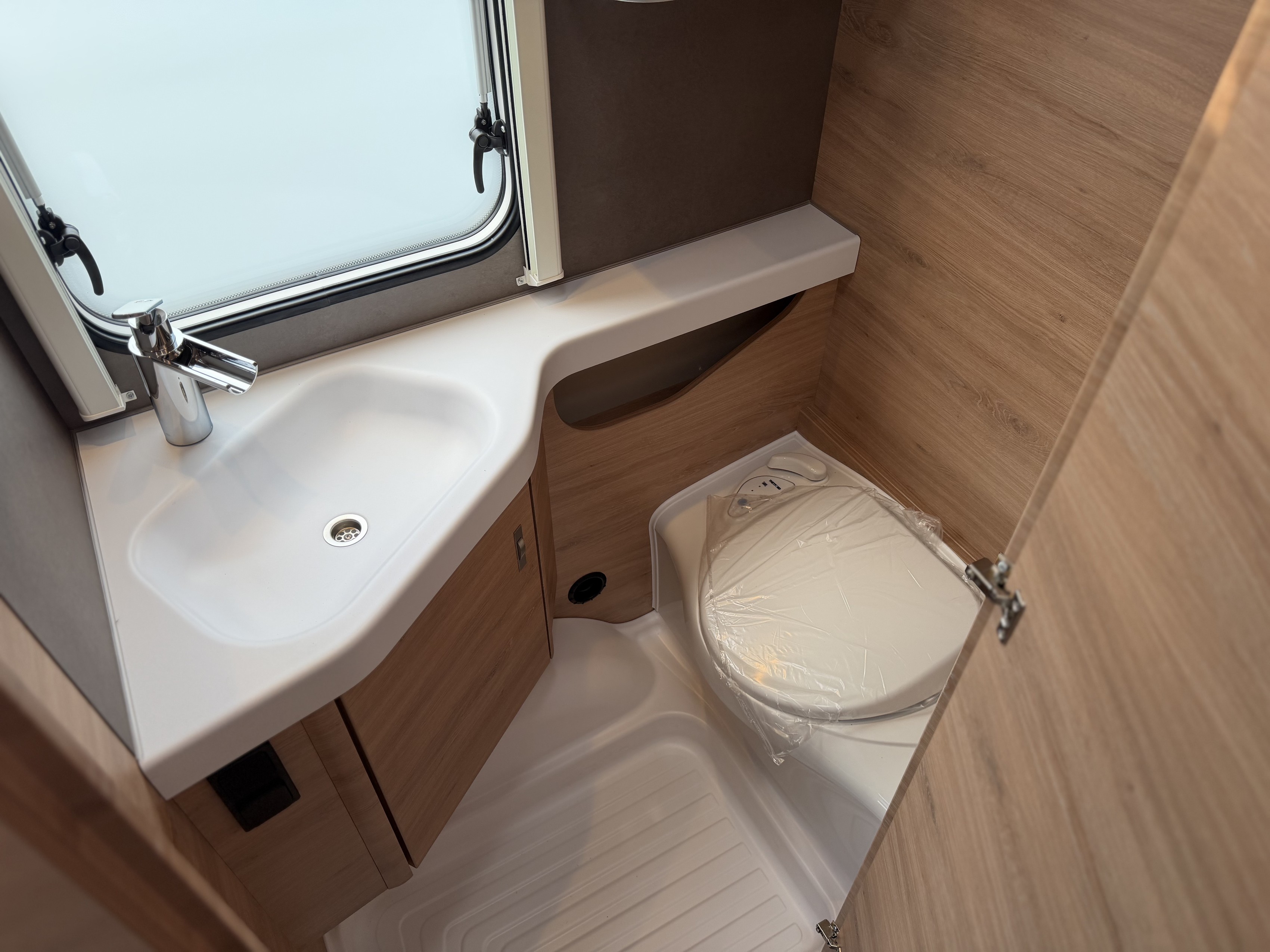 KNAUS SUDWIND 540 UE Black selection