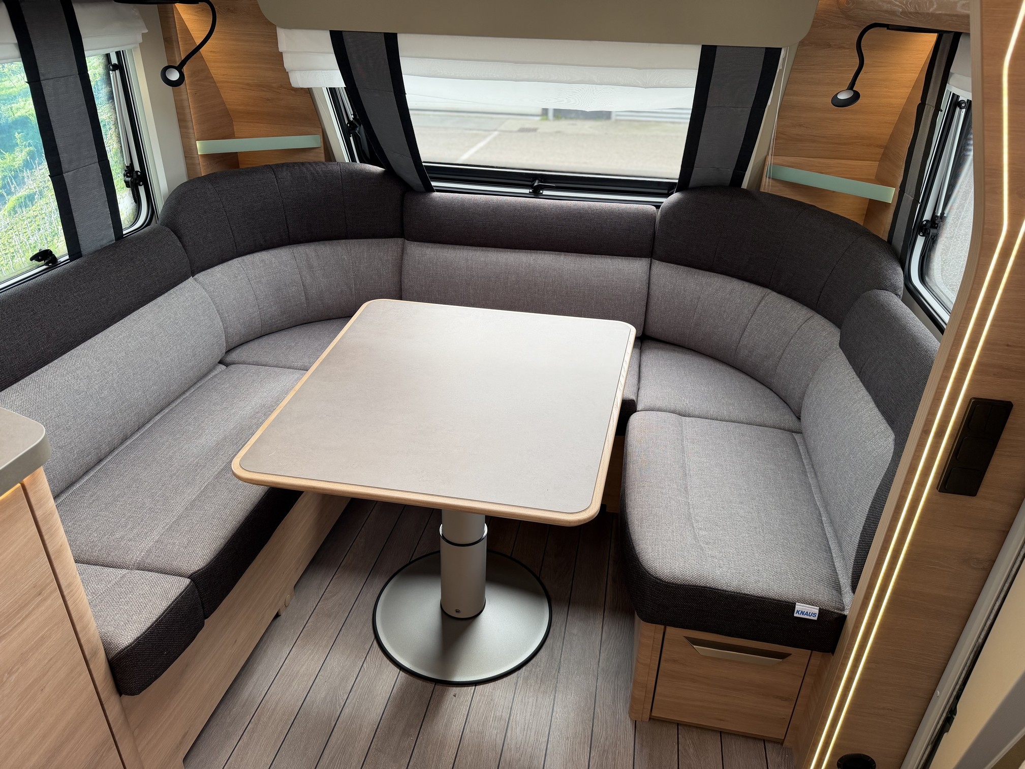 KNAUS SUDWIND 500 UF Black Selection