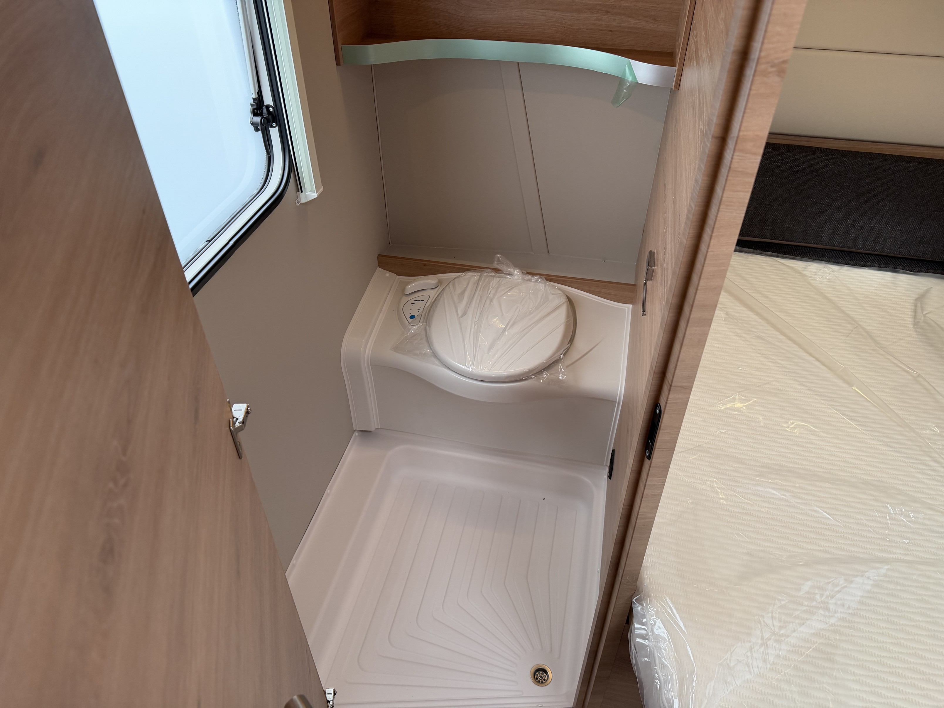 KNAUS SUDWIND 500 UF Black Selection