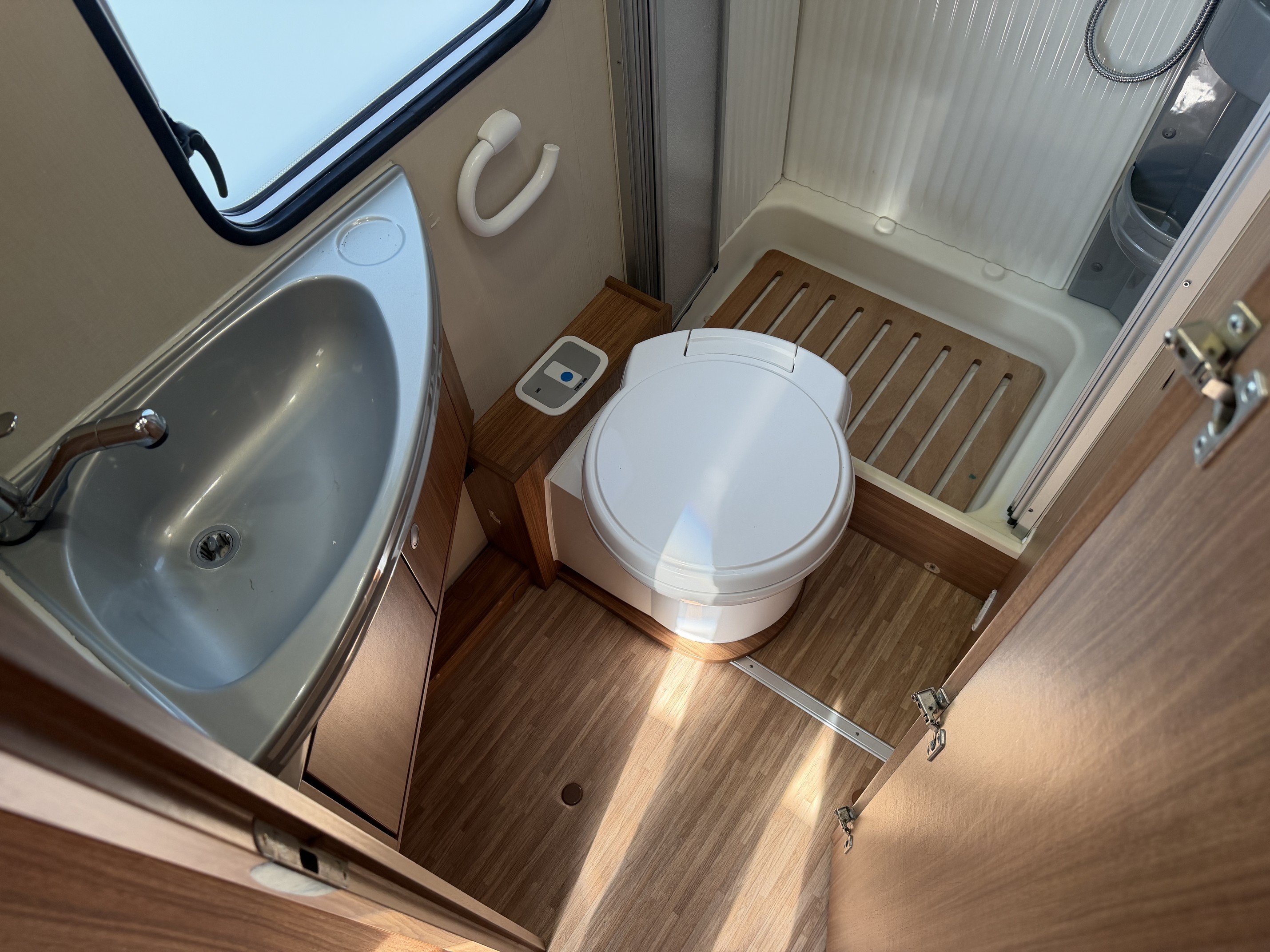 CARADO T 345 / Gratis Stalling