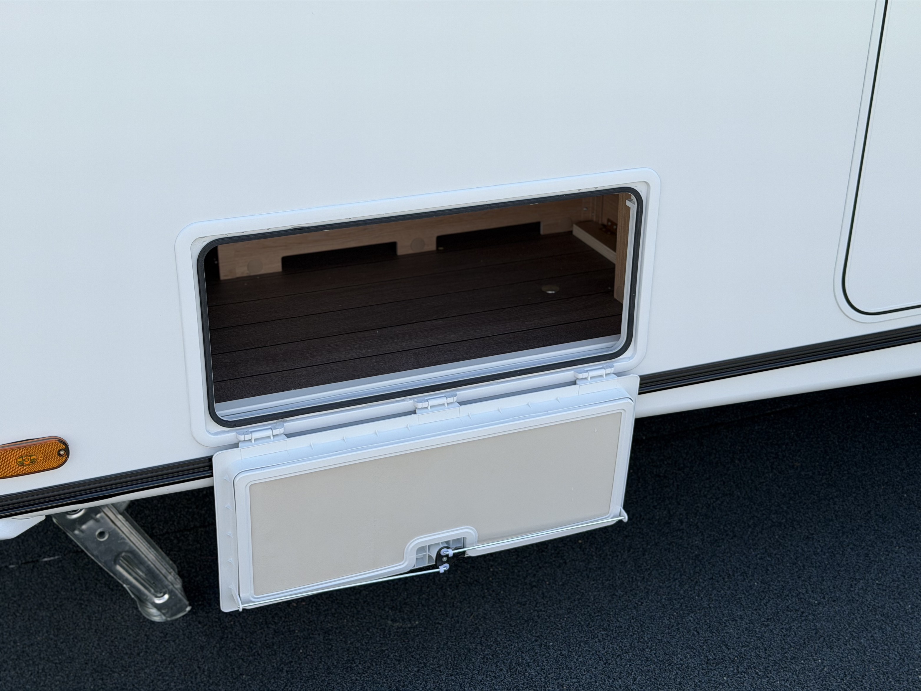 KNAUS SUDWIND 450 FU Black Selection