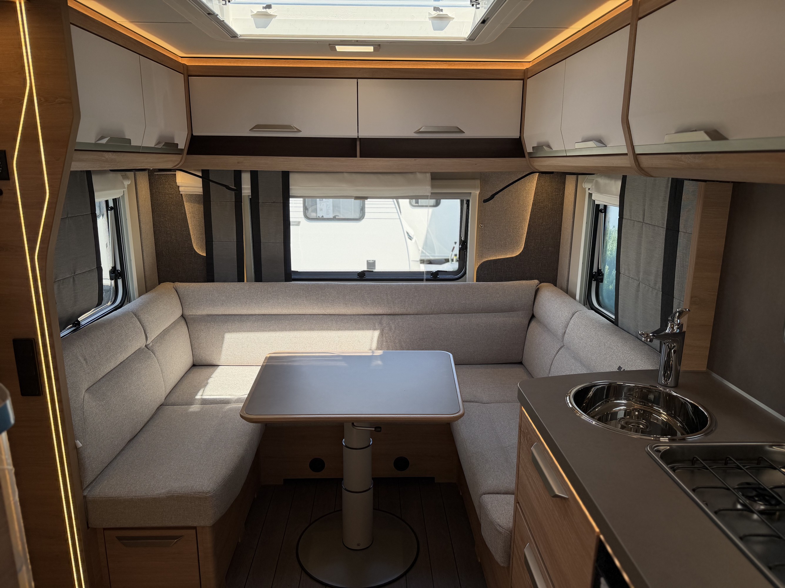 KNAUS SUDWIND 450 FU Black Selection