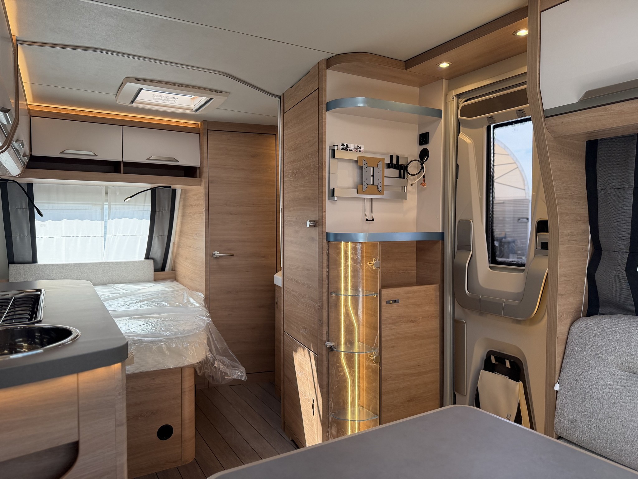 KNAUS SUDWIND 450 FU Black Selection