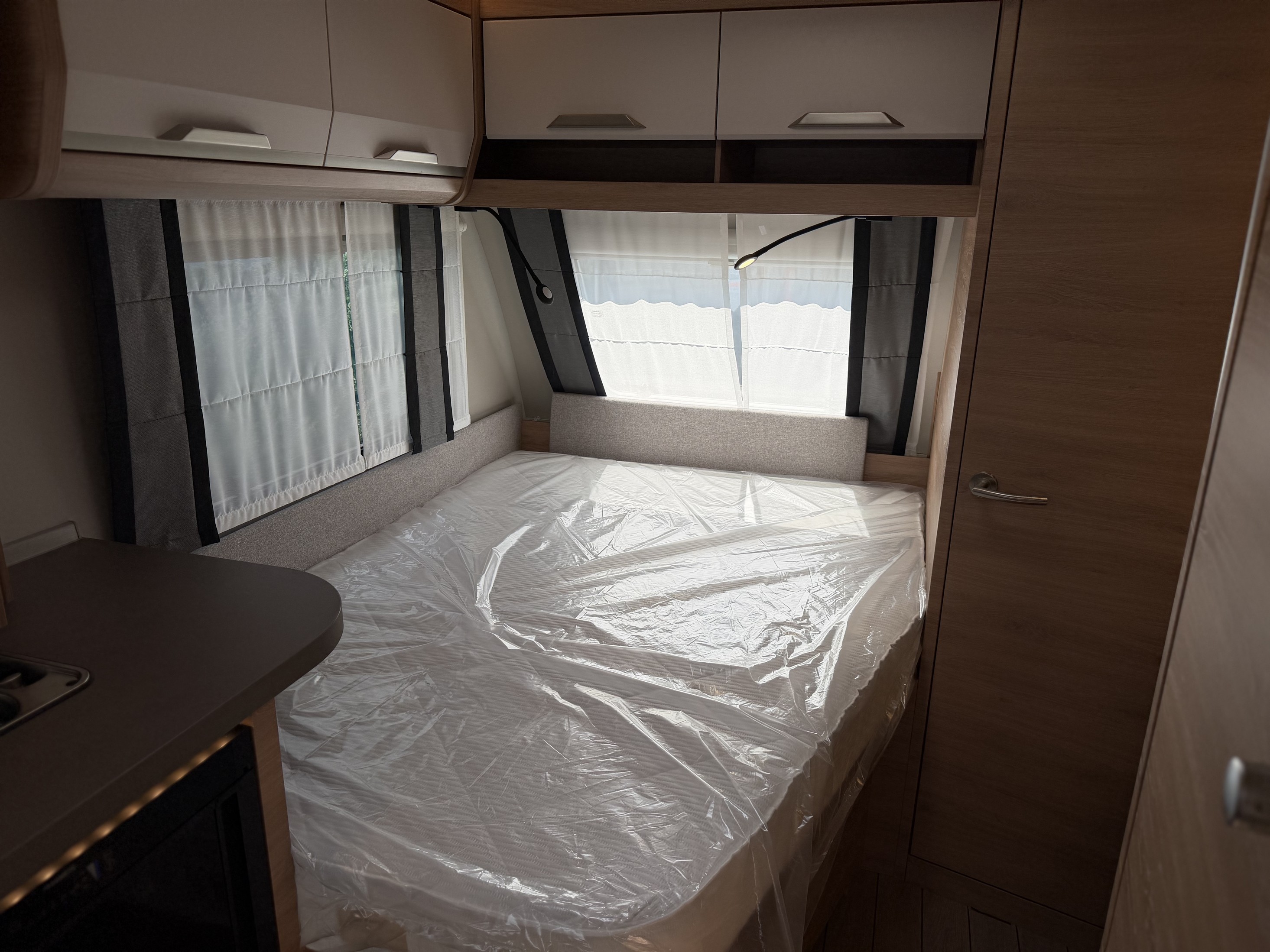 KNAUS SUDWIND 450 FU Black Selection
