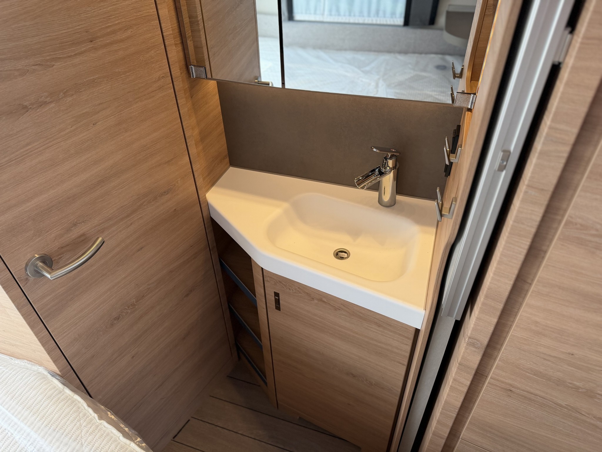 KNAUS SUDWIND 450 FU Black Selection