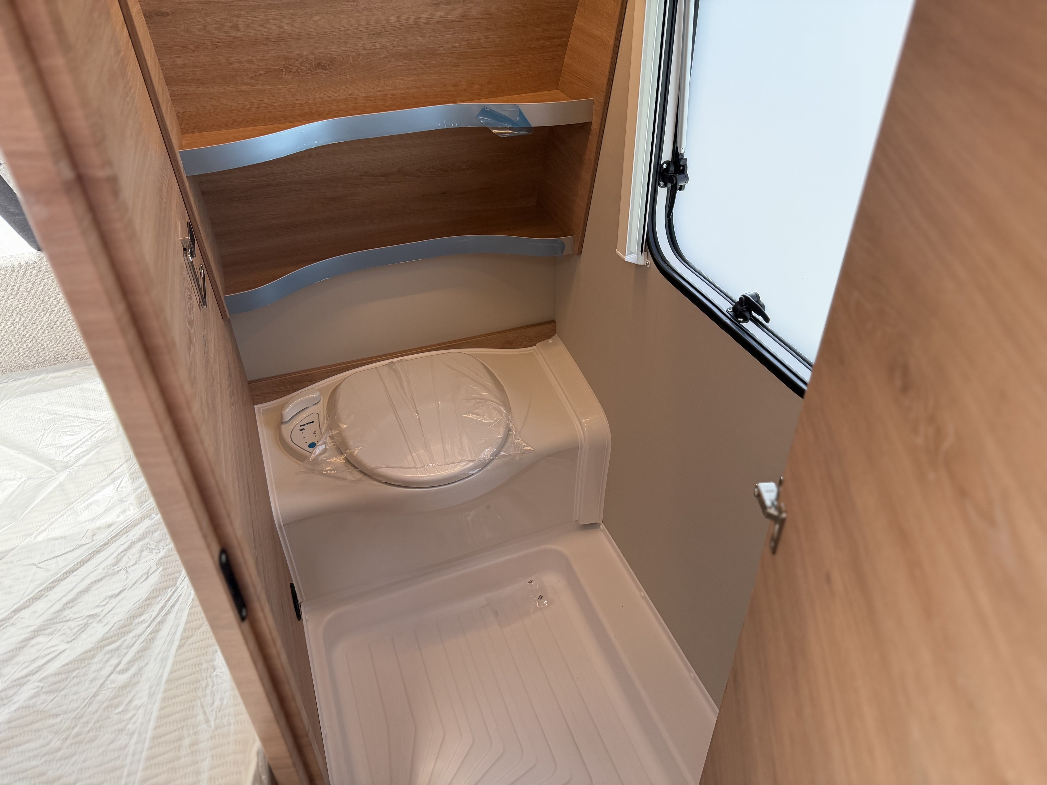KNAUS SUDWIND 450 FU Black Selection