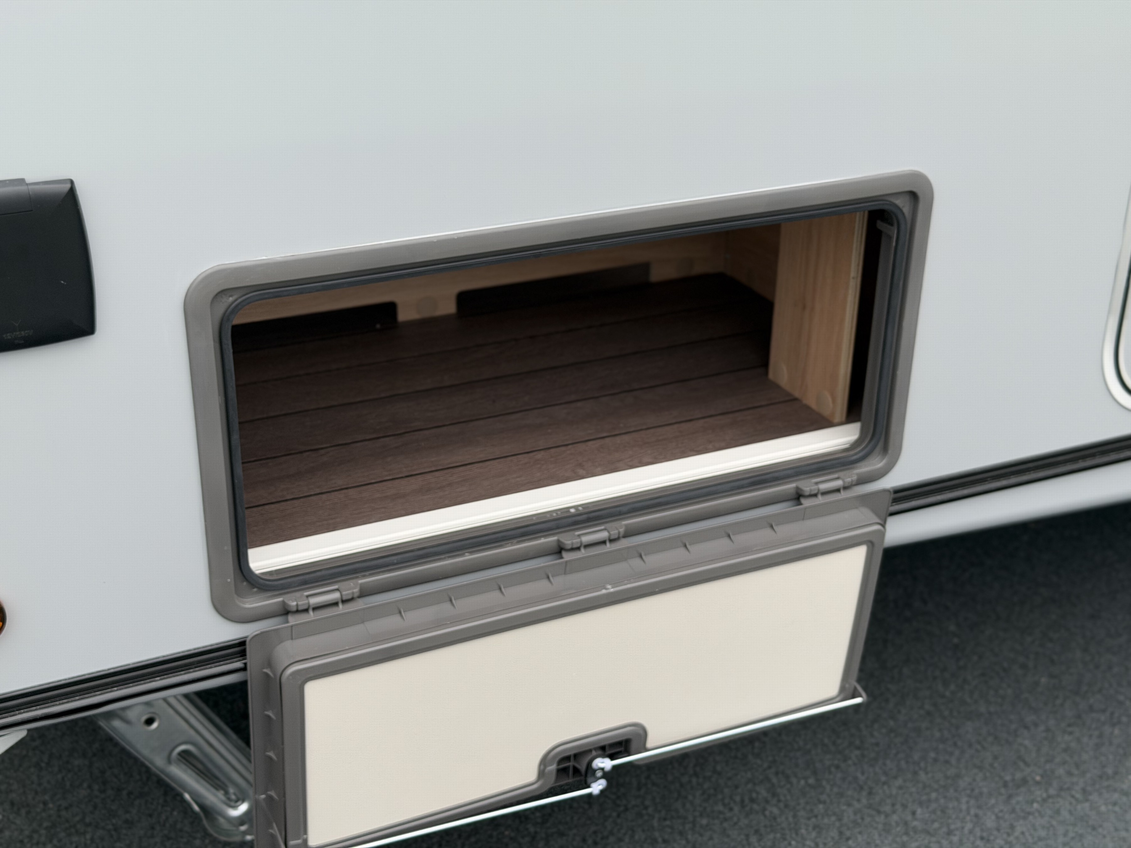 KNAUS SUDWIND 460 EU Black Selection