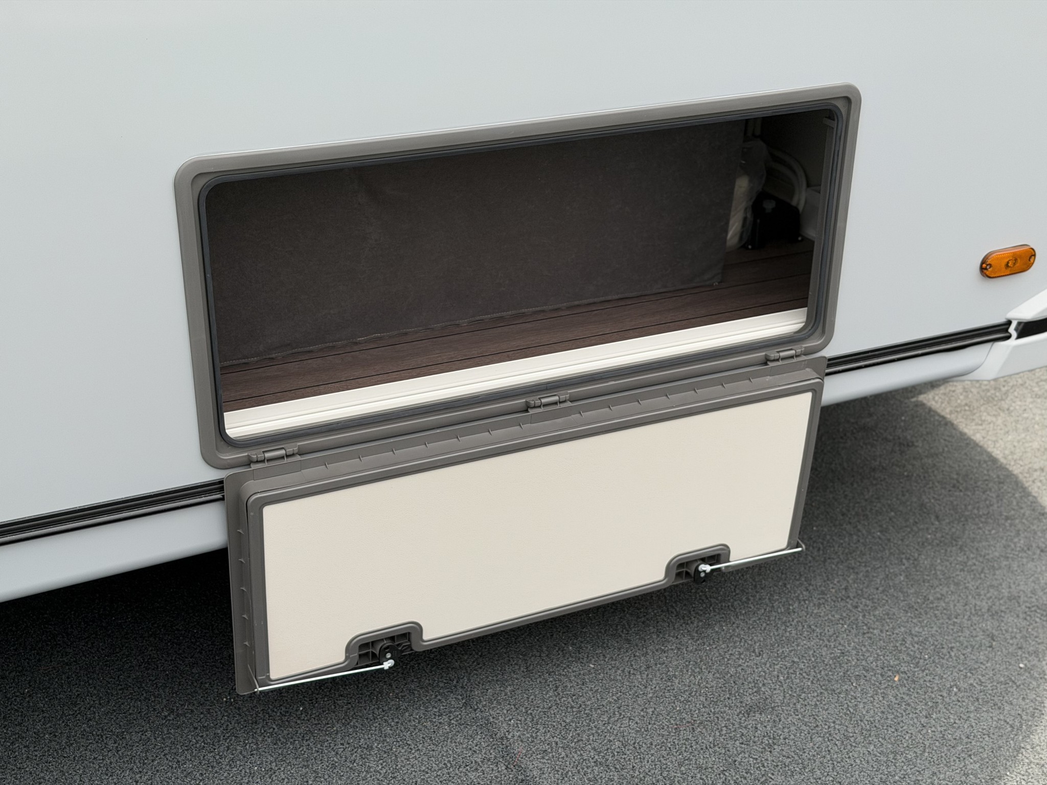 KNAUS SUDWIND 460 EU Black Selection