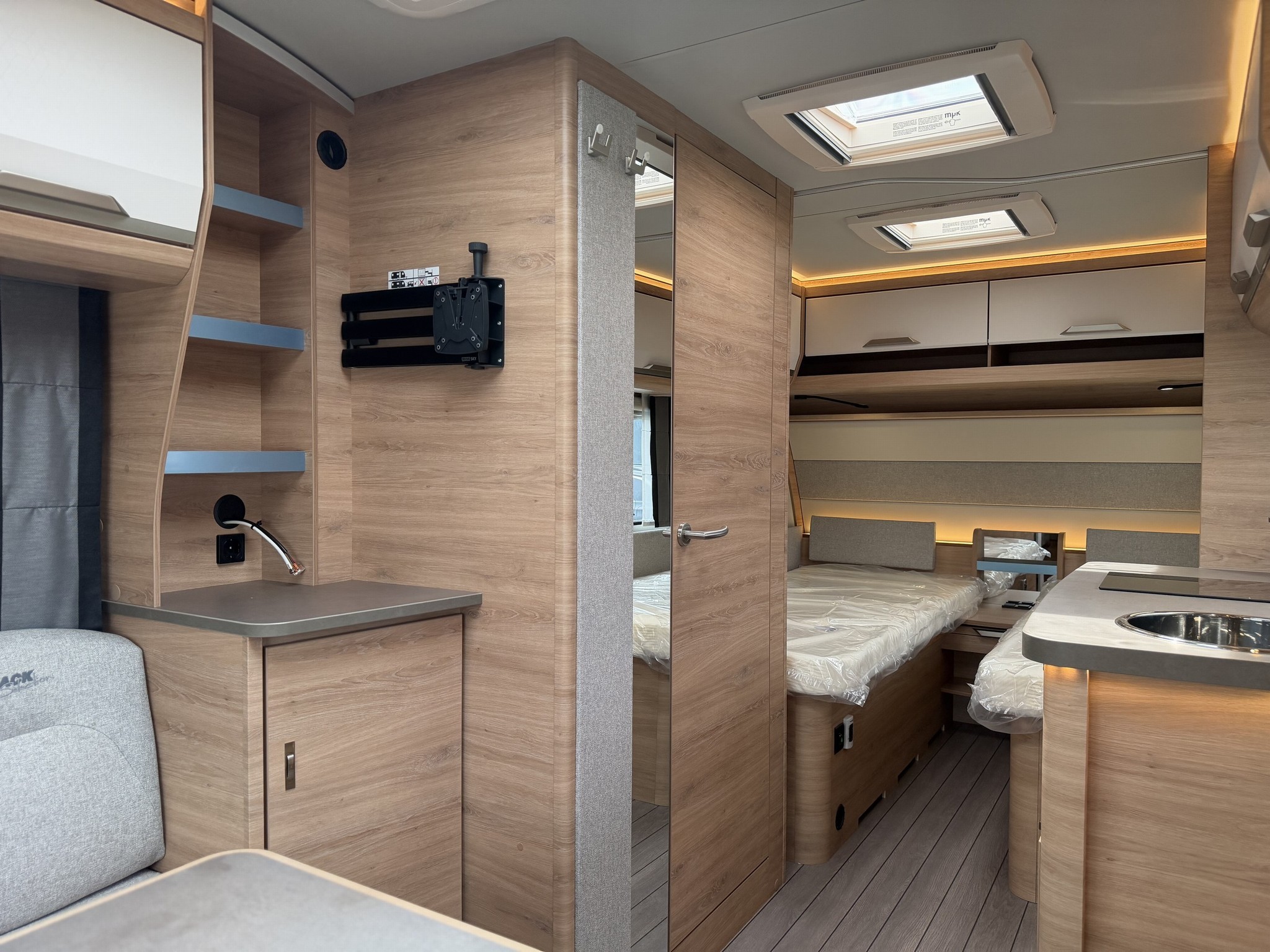 KNAUS SUDWIND 460 EU Black Selection