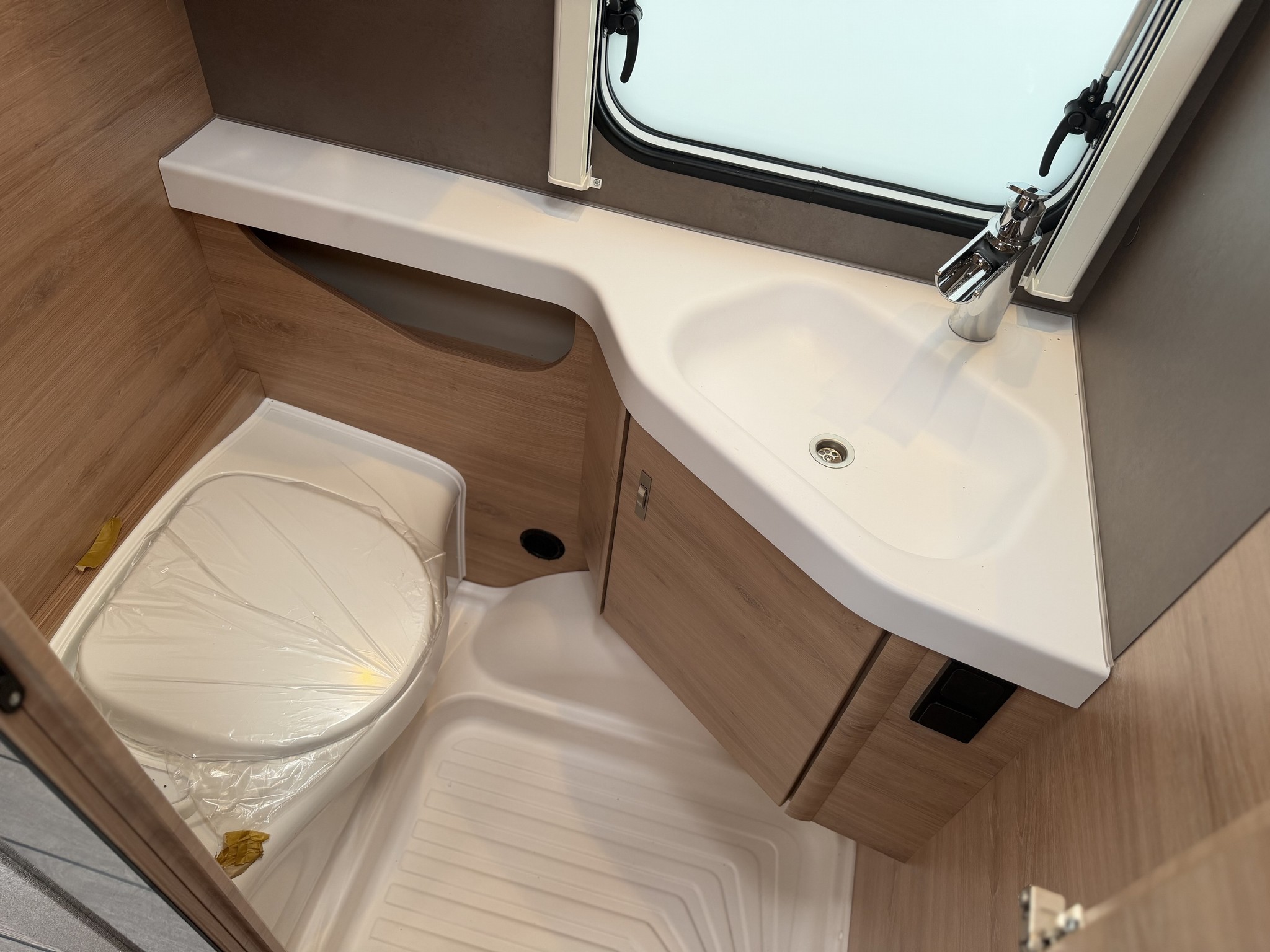 KNAUS SUDWIND 460 EU Black Selection