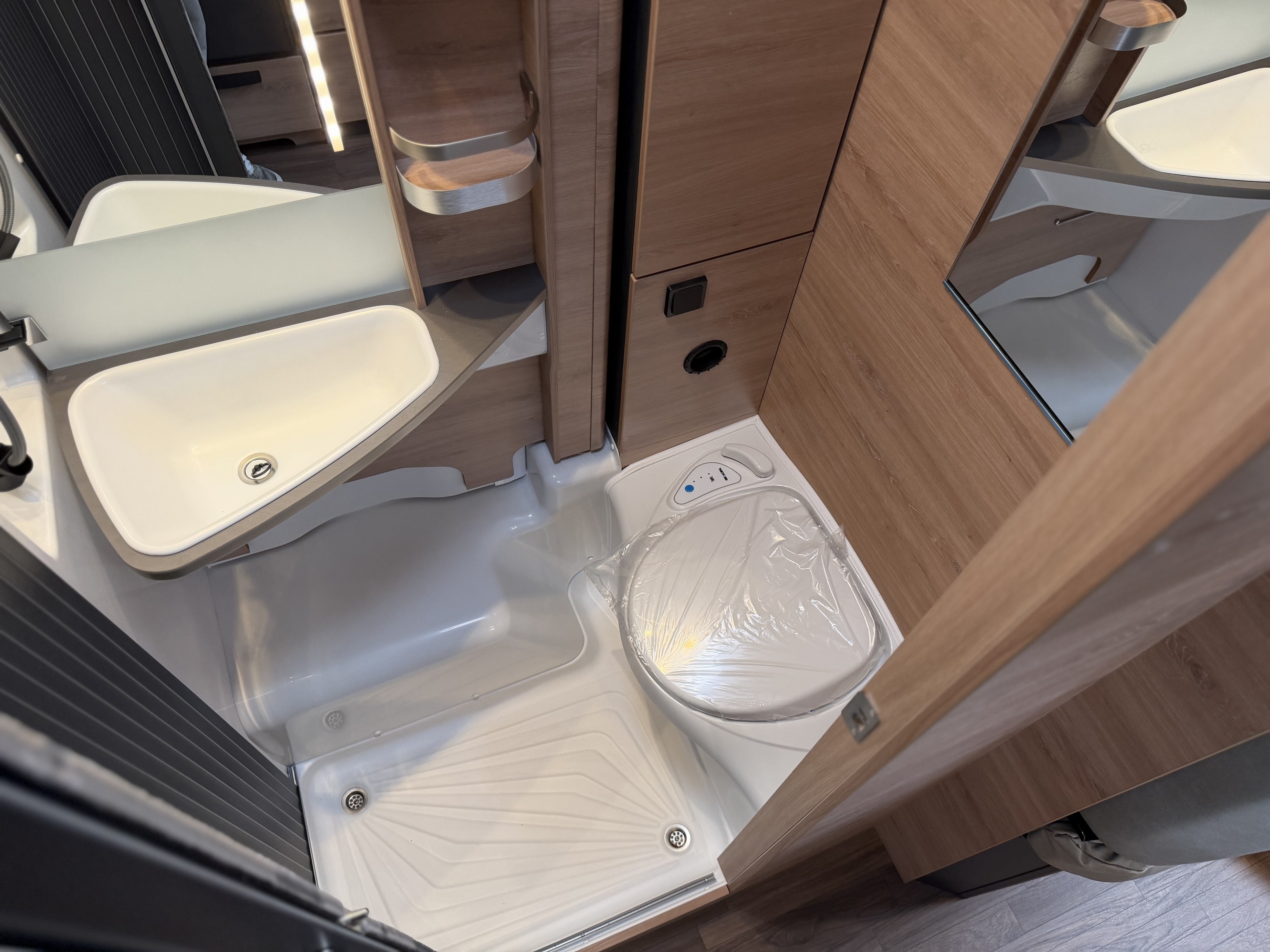 KNAUS Live Wave 650 MEG Black Select