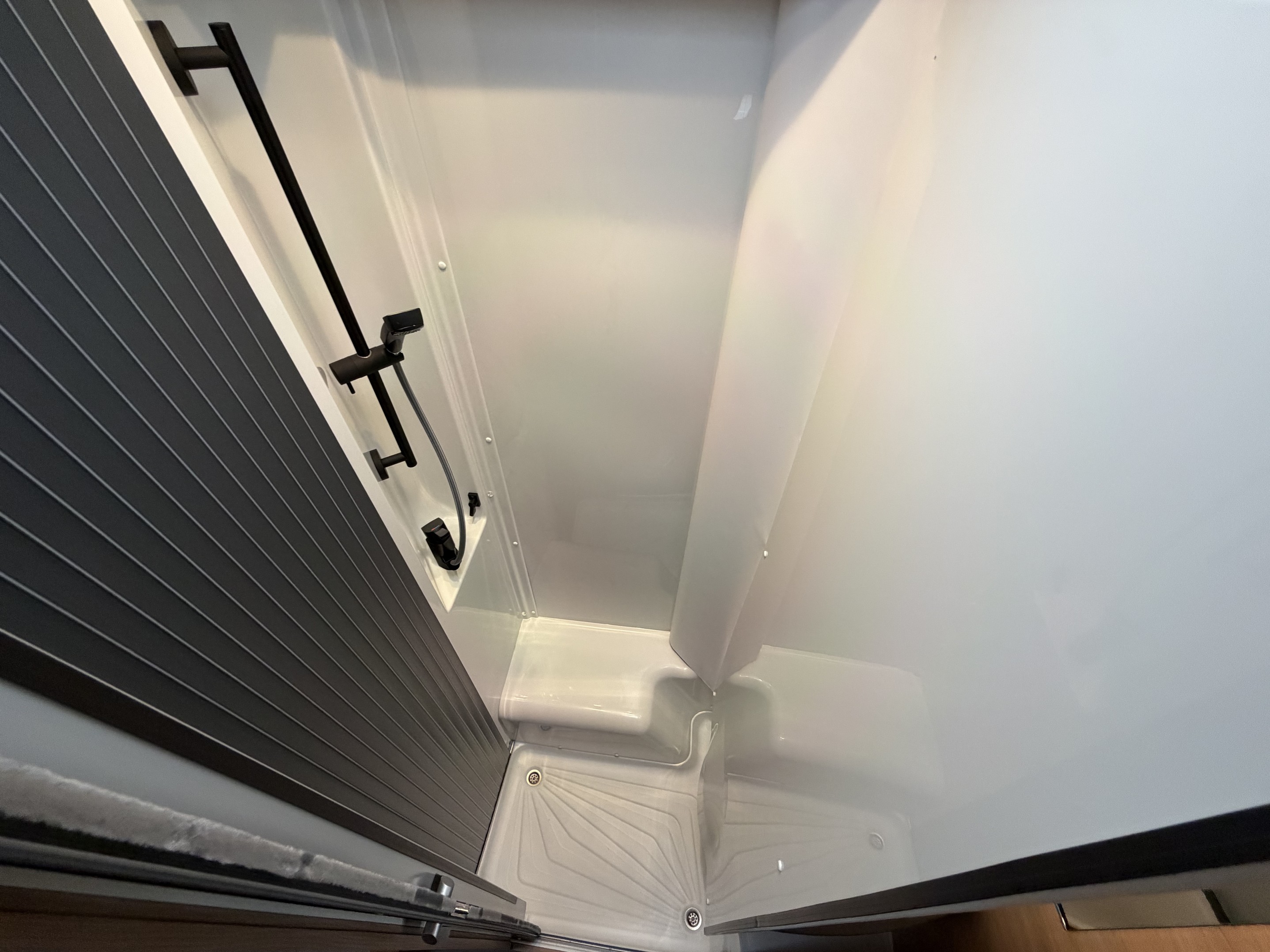 KNAUS Live Wave 650 MEG Black Select
