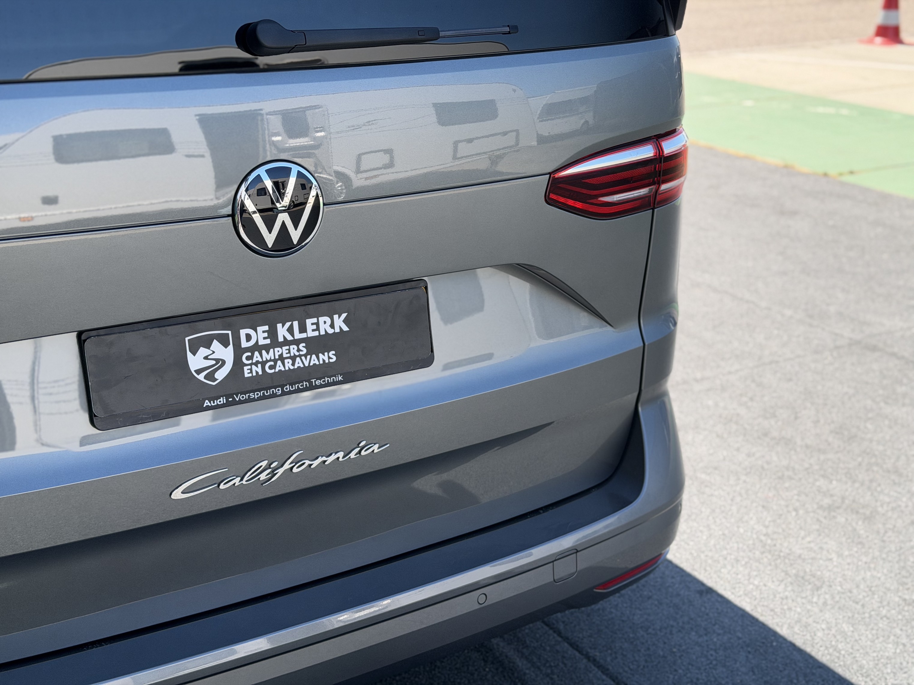 VOLKSWAGEN CALIFORNIA OCEAN / Gratis stal