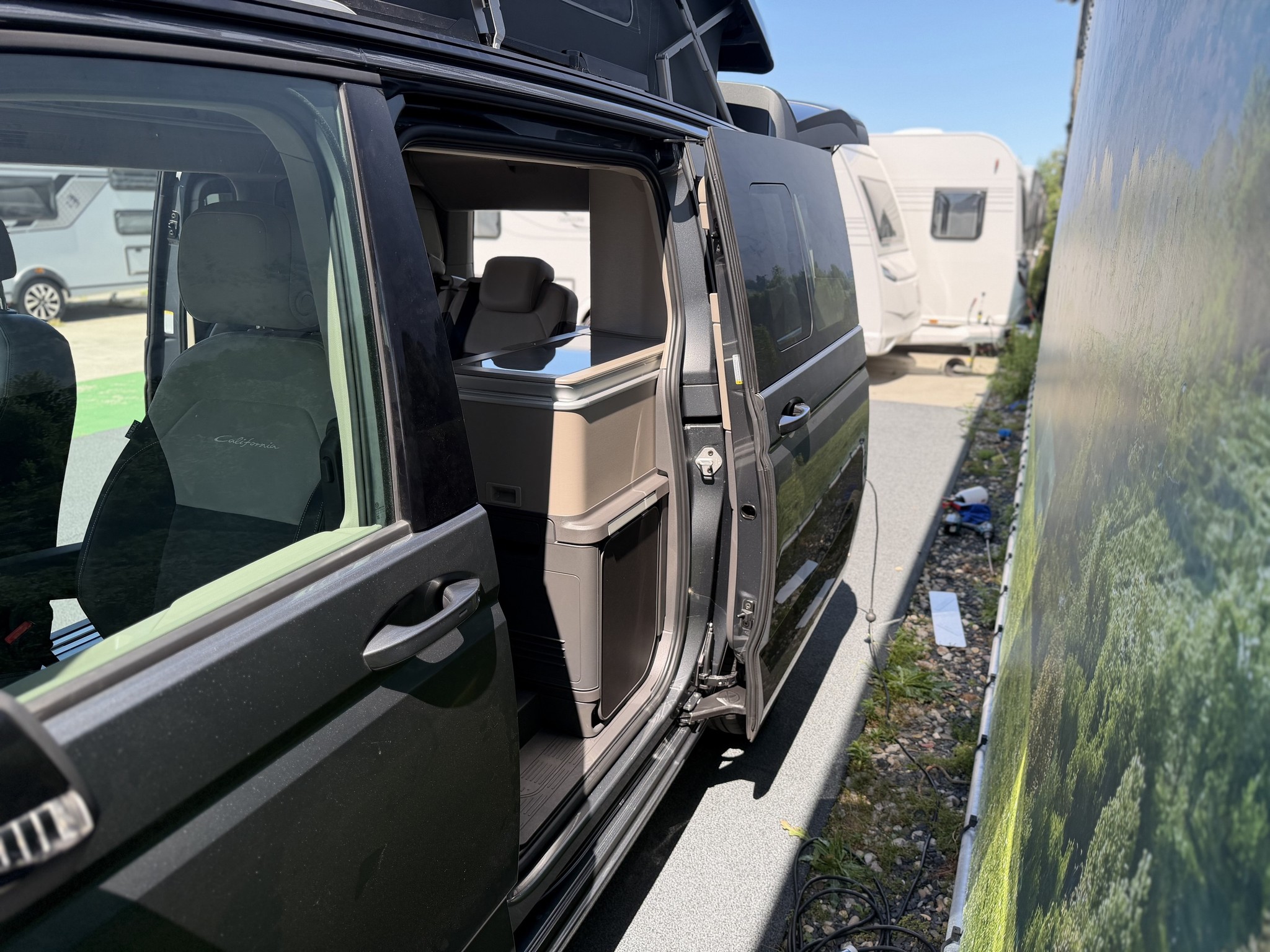 VOLKSWAGEN CALIFORNIA OCEAN / Gratis stal