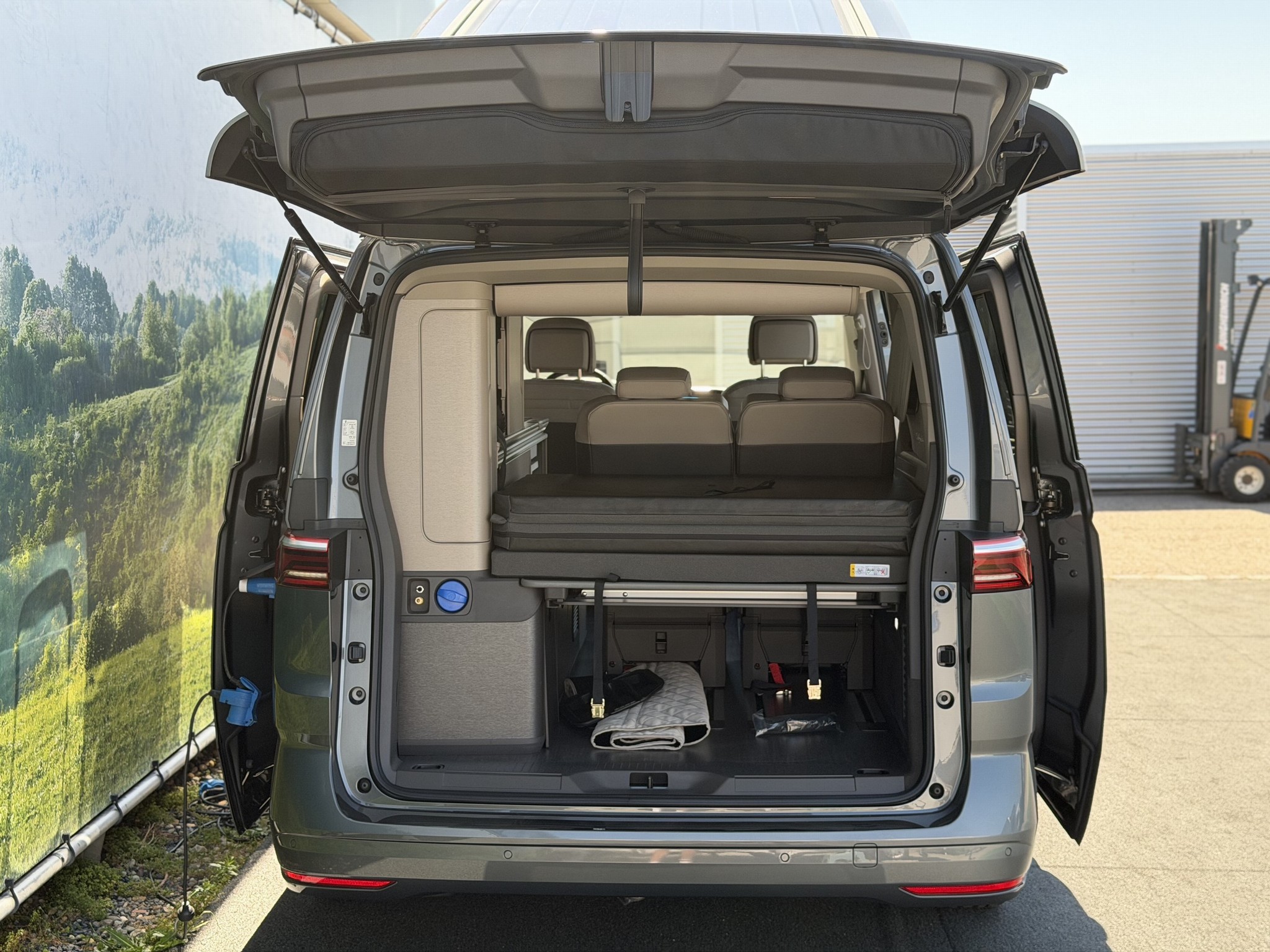 VOLKSWAGEN CALIFORNIA OCEAN / Gratis stal