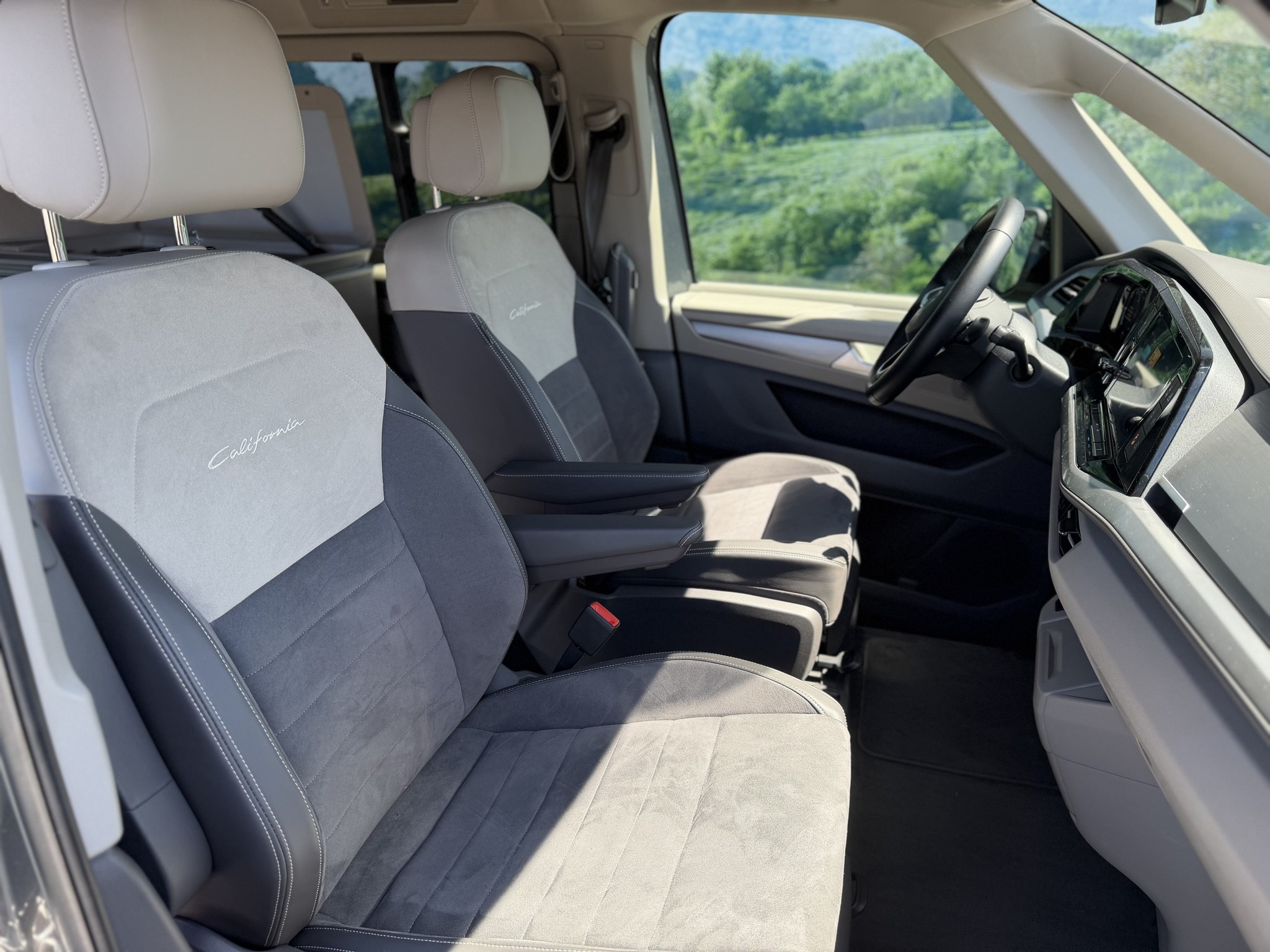 VOLKSWAGEN CALIFORNIA OCEAN / Gratis stal