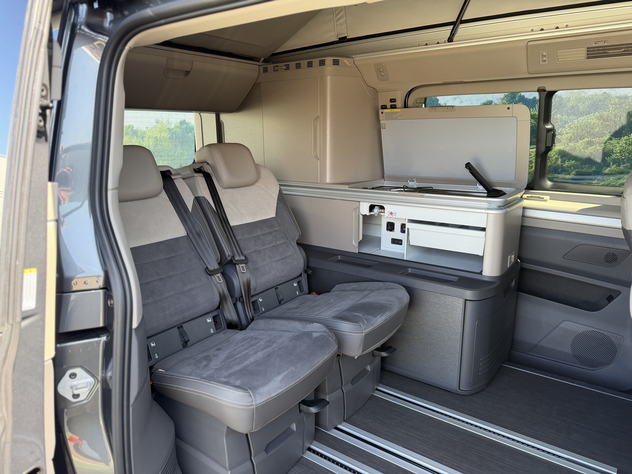 VOLKSWAGEN CALIFORNIA OCEAN / Gratis stal