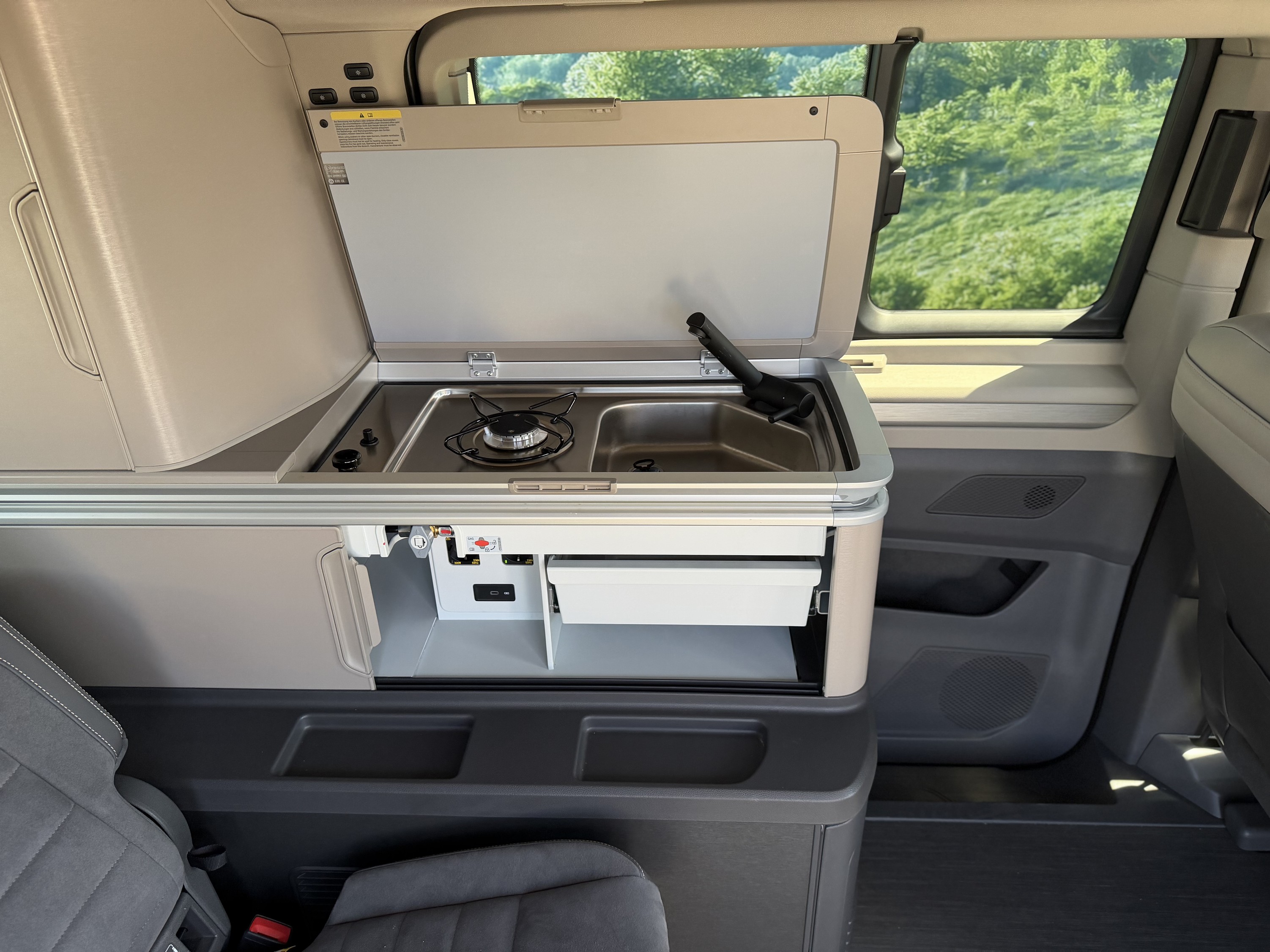 VOLKSWAGEN CALIFORNIA OCEAN / Gratis stal