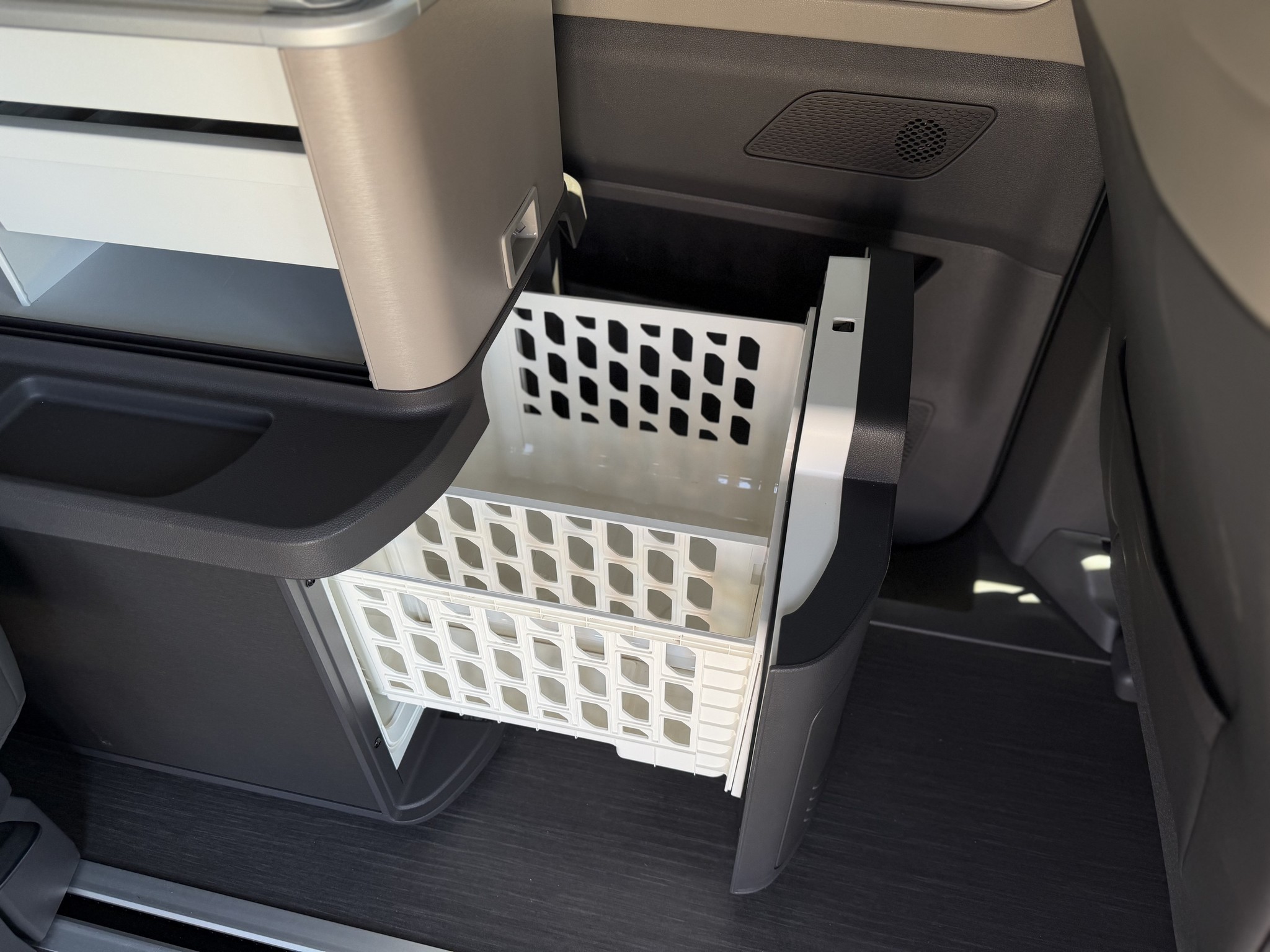 VOLKSWAGEN CALIFORNIA OCEAN / Gratis stal