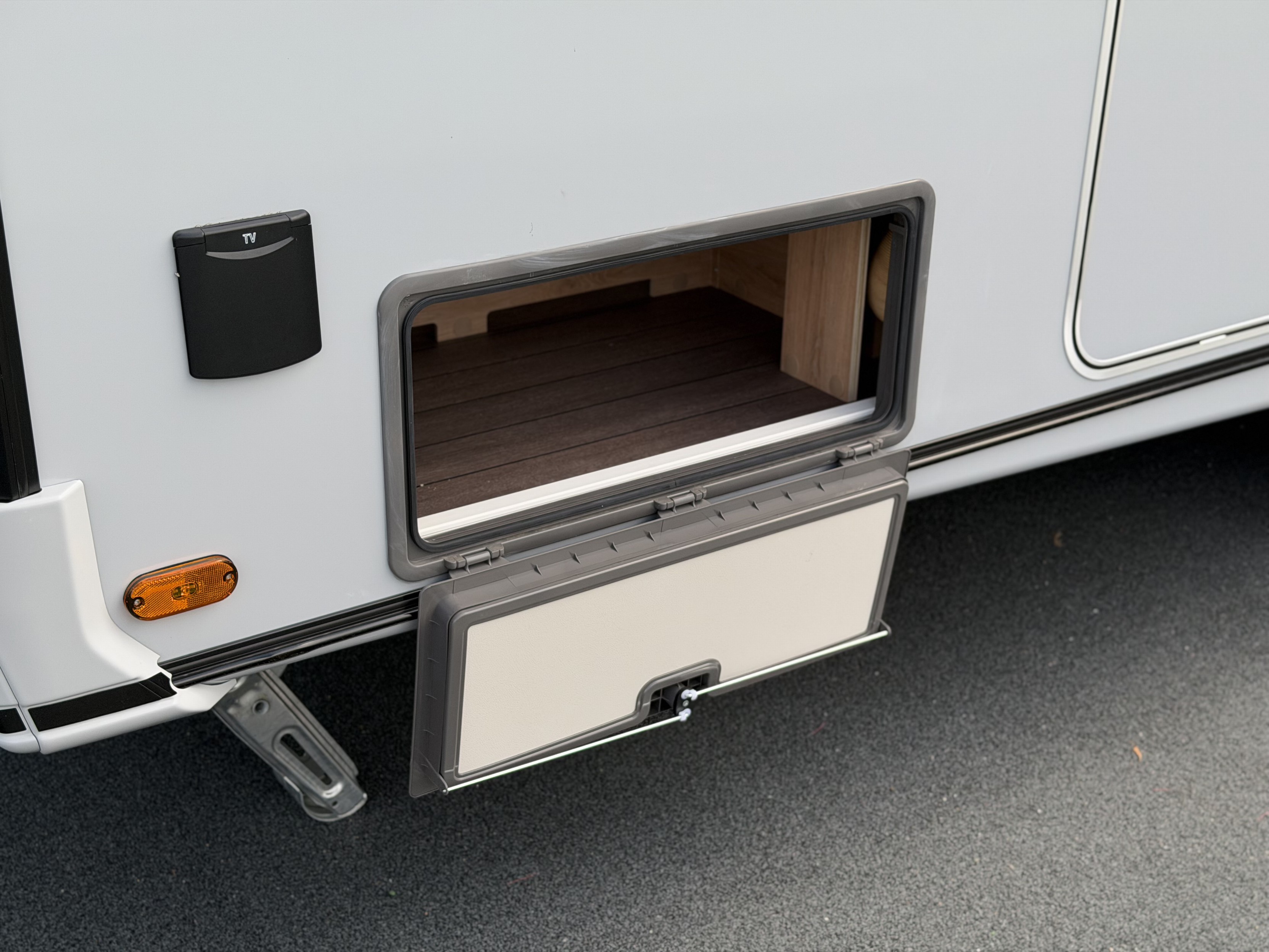KNAUS SUDWIND 460 EU Black Selection