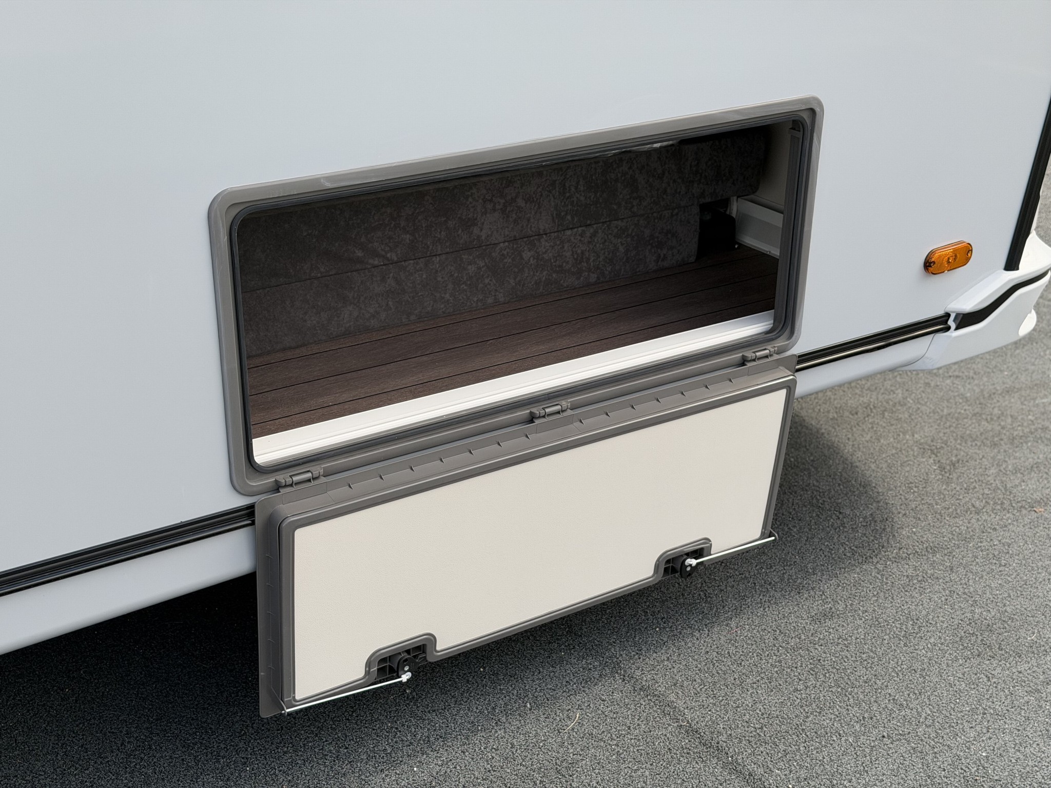 KNAUS SUDWIND 460 EU Black Selection