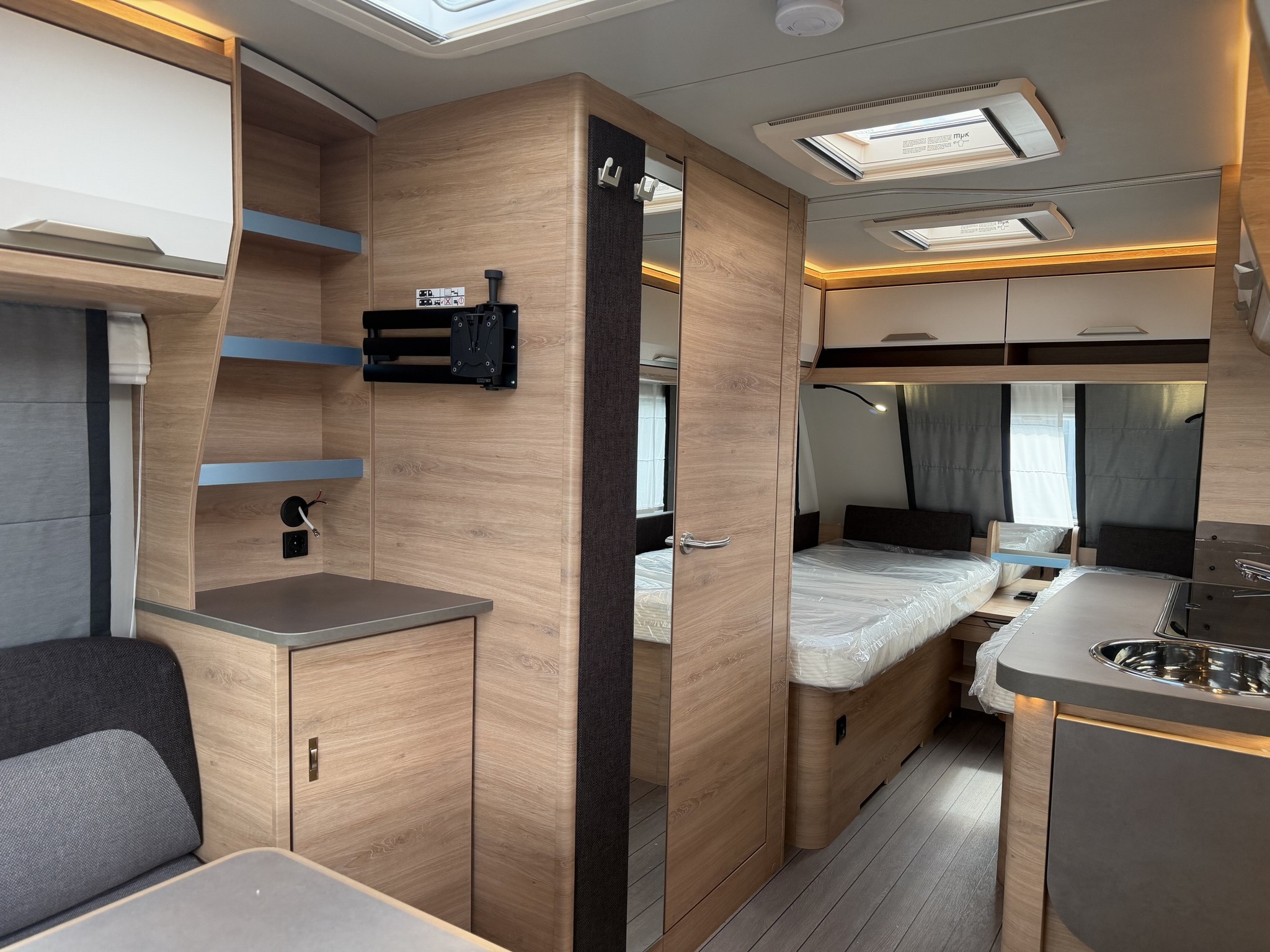 KNAUS SUDWIND 460 EU Black Selection