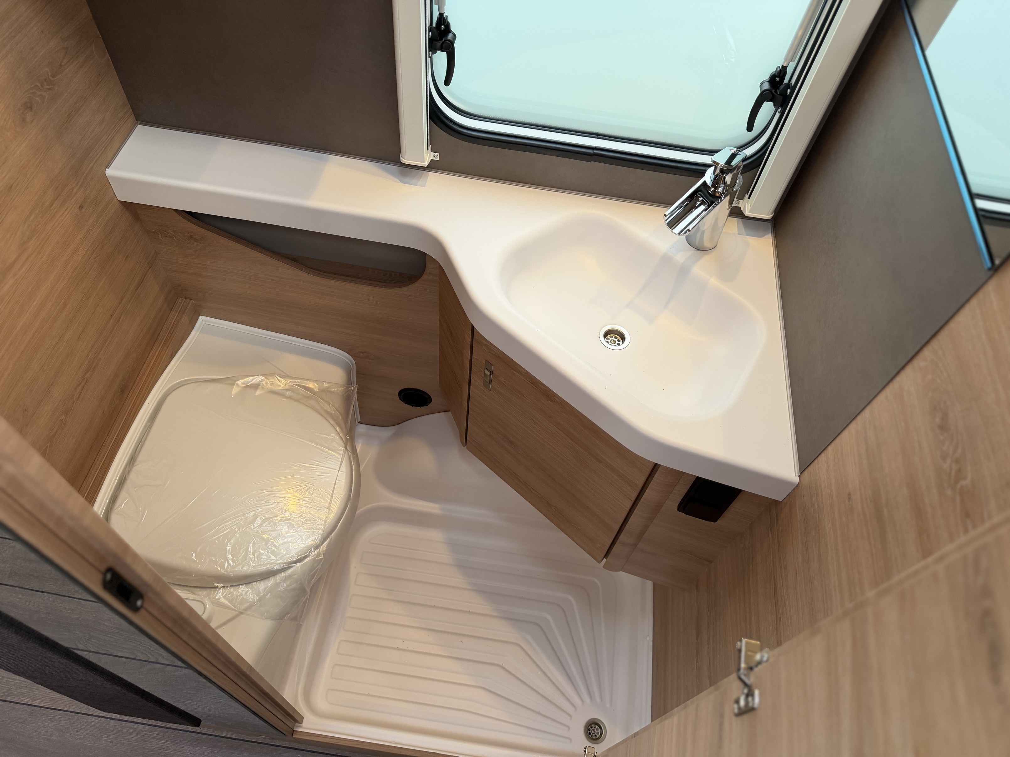 KNAUS SUDWIND 460 EU Black Selection