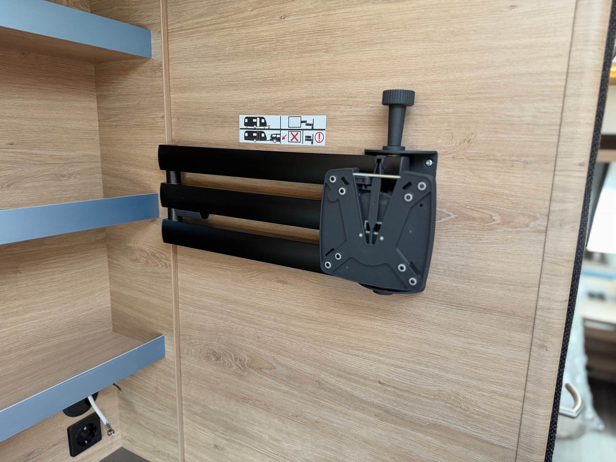 KNAUS SUDWIND 460 EU Black Selection