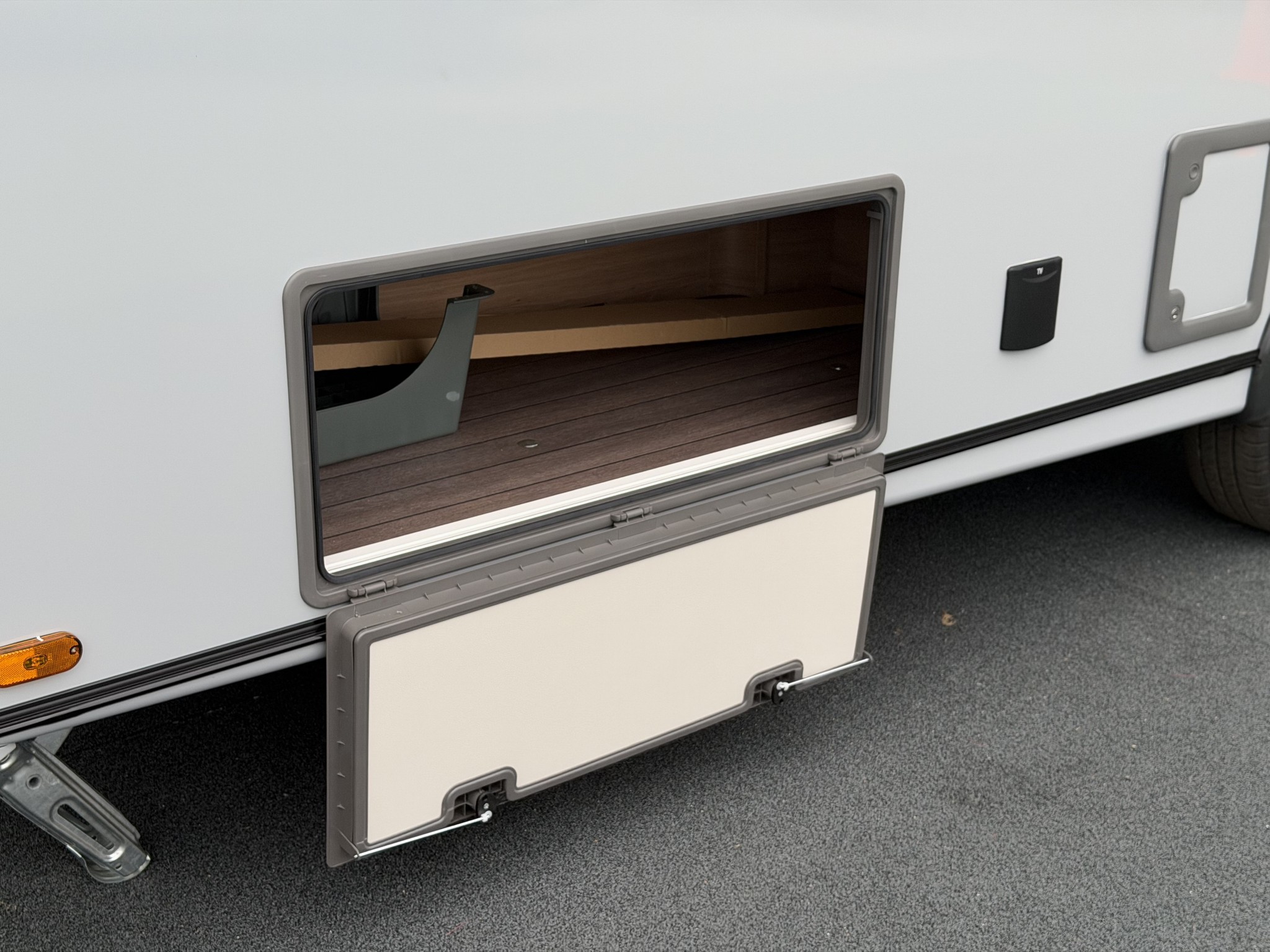 KNAUS SUDWIND 540 UE Black Selection