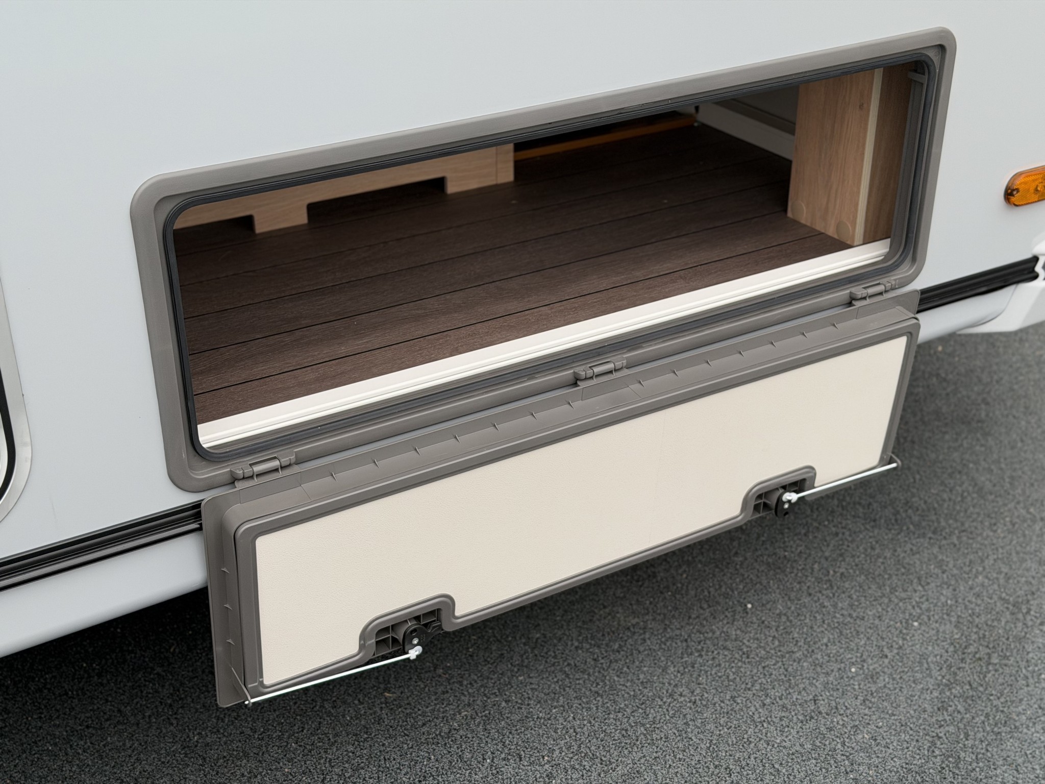 KNAUS SUDWIND 540 UE Black Selection