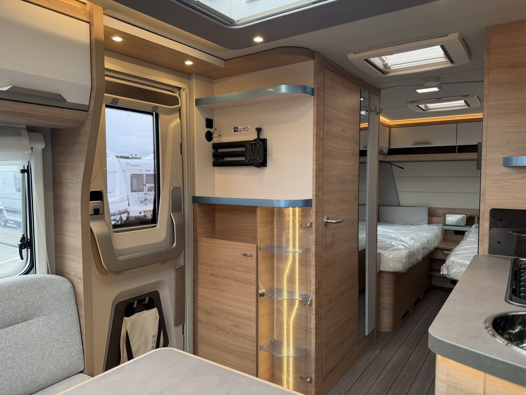KNAUS SUDWIND 540 UE Black Selection