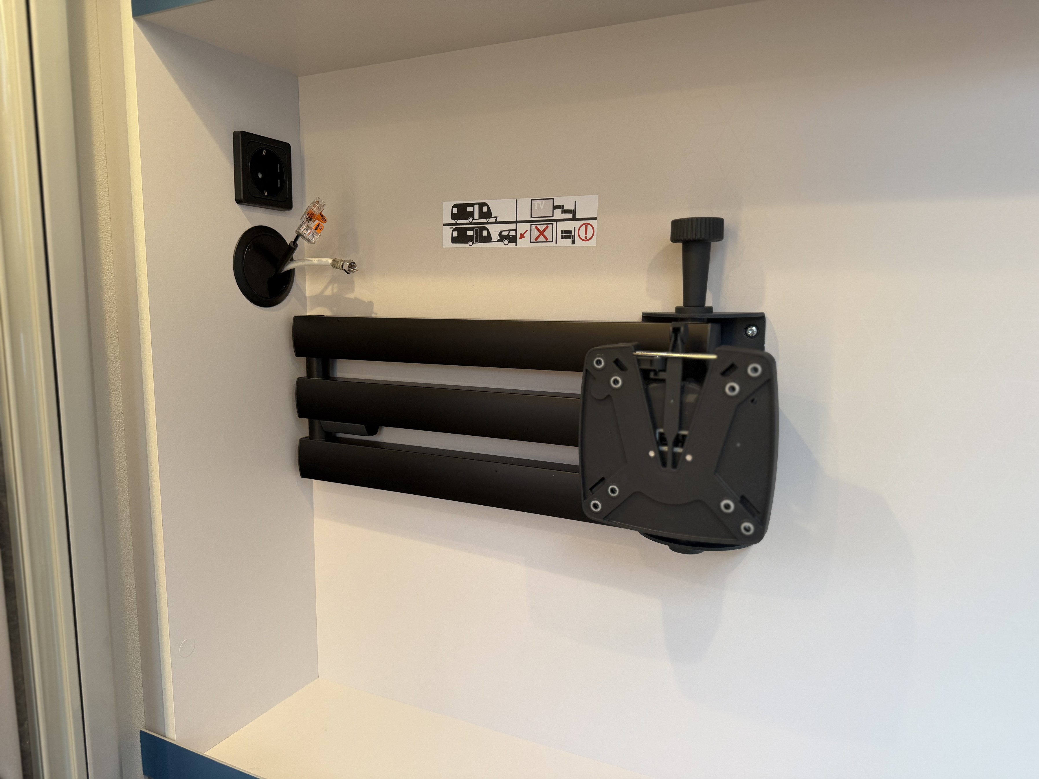 KNAUS SUDWIND 540 UE Black Selection